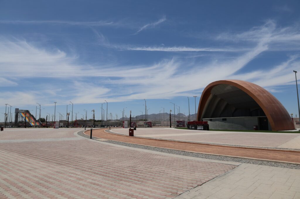 Explanada del parque abarrotada de personas que acudieron a la inauguración, como luce actualmente prácticamente desde el día siguiente de su apertura. Fotografías: Gobierno de Ciudad Juárez (Izquierda) / Miguel Silerio / La Verdad Juárez