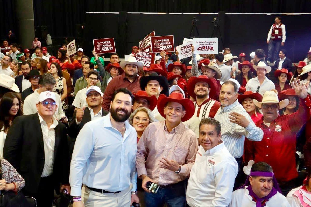 Al recibir su constancia, el aspirante pidió a sus seguidores mantener el optimismo de cara a la contienda, “porque vamos a ganar”.