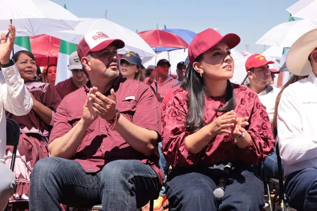 Cruz Pérez Cuéllar y Mayra Guadalupe Chávez Jiménez, la delegada estatal de Programas para el Bienestar en Chihuahua.