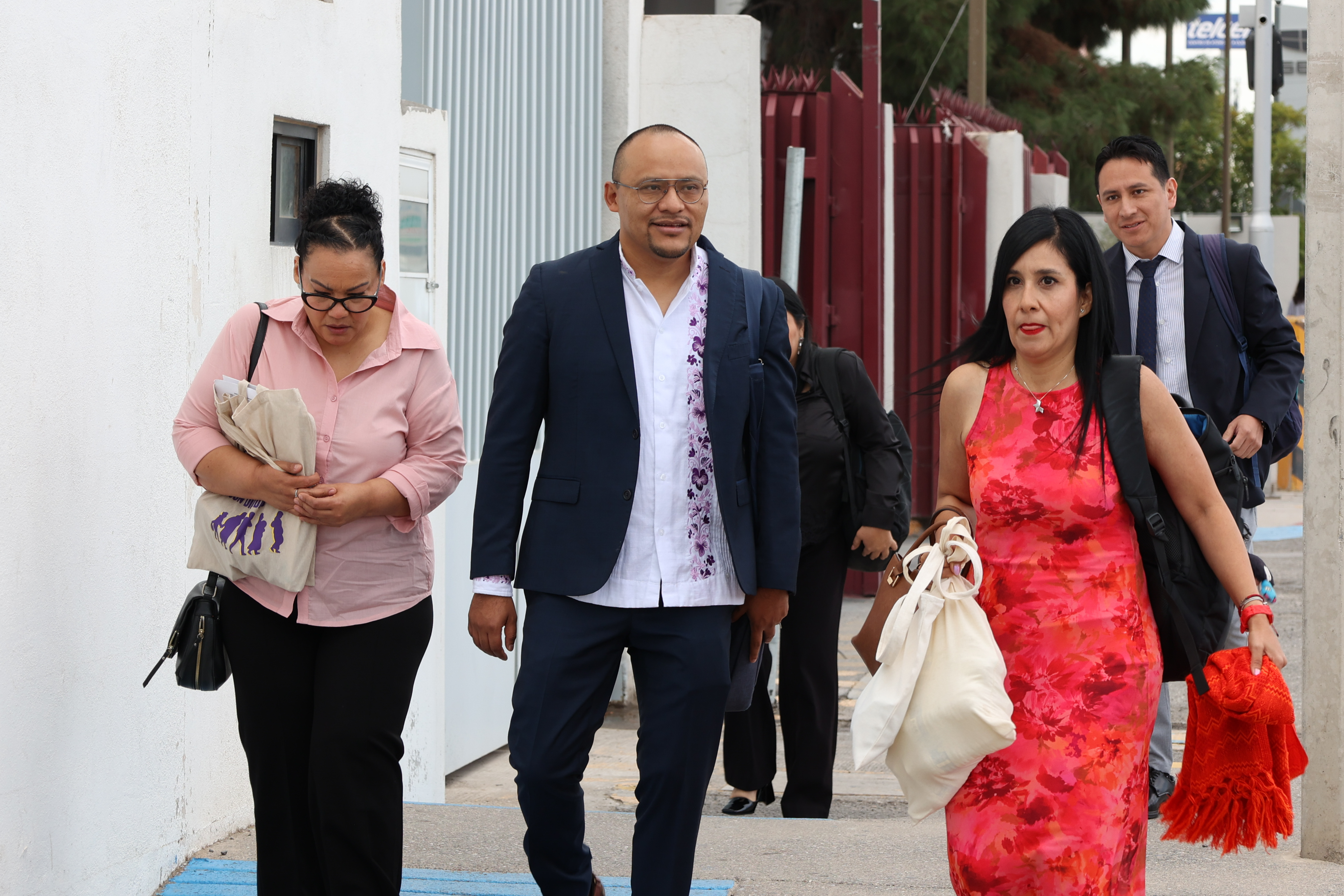 Defensa de las víctimas llegan al Centro de Justicia Penal Federal. Foto: Abraham Rubio