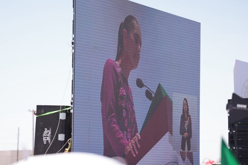 Pantalla con la transmisión del informe de Claudia Sheinbaum en la plaza de la Mexicanidad.