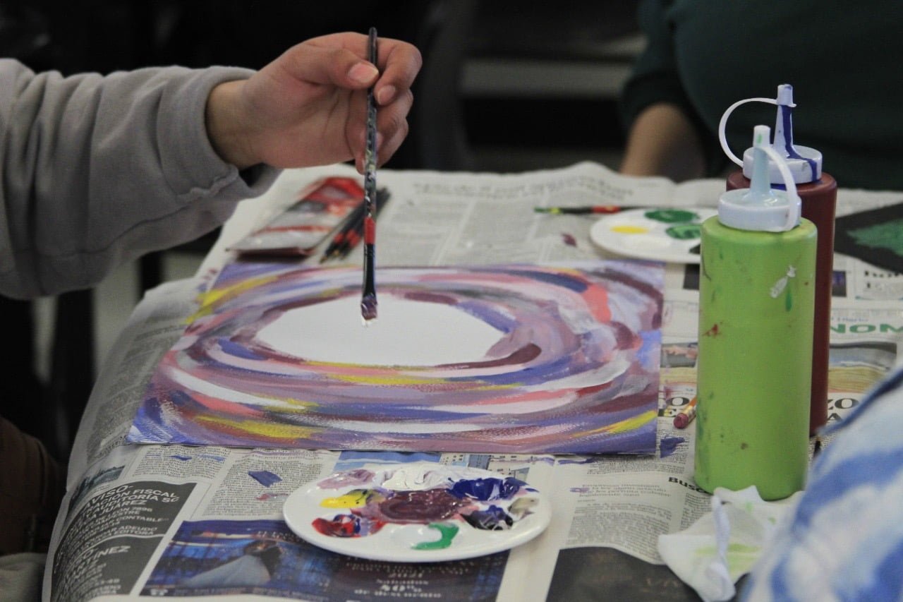 Llevarán talleres de arte a refugio para mujeres y escuelas