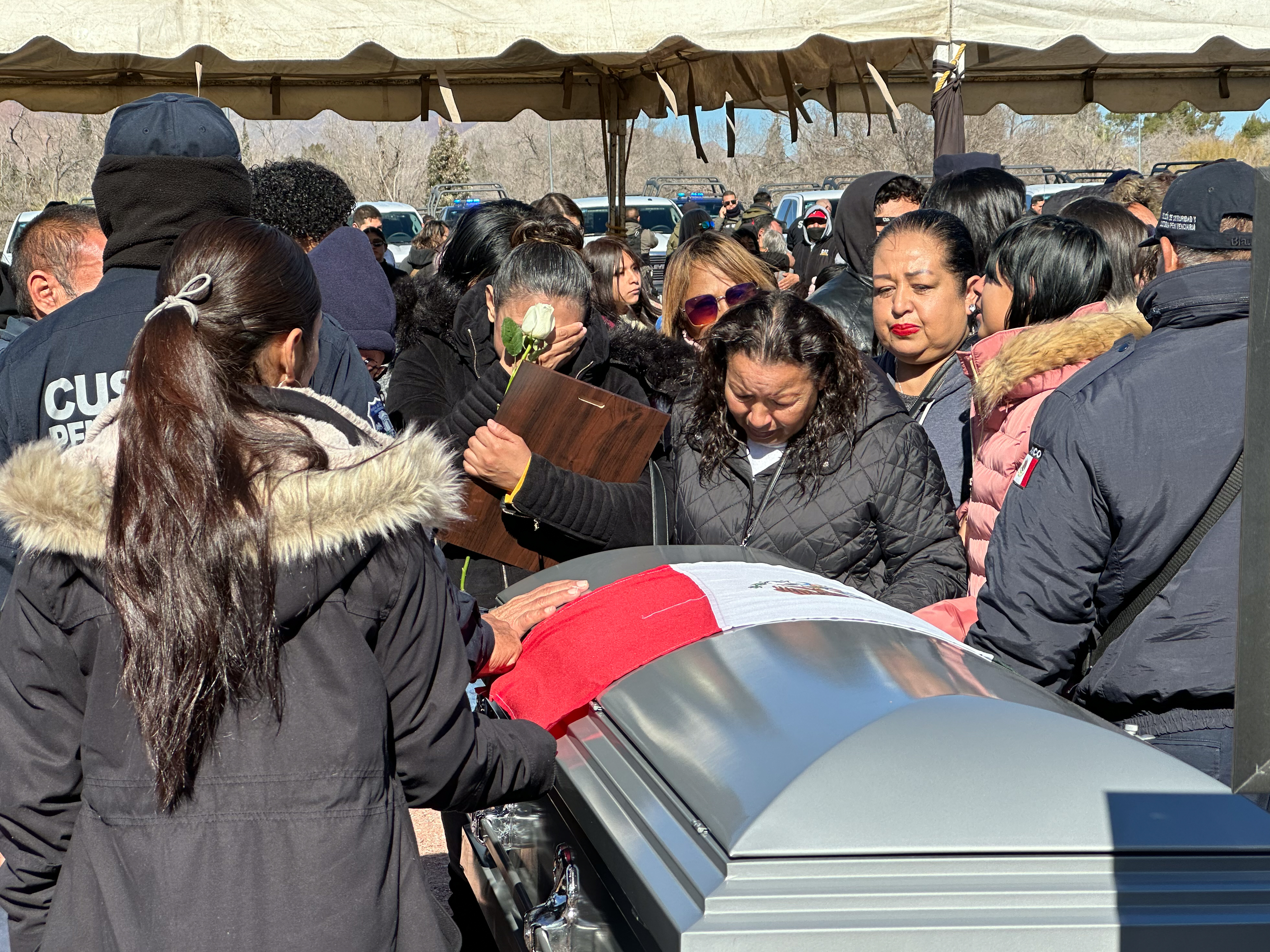 Familiares y autoridades despiden a oficiales caídos