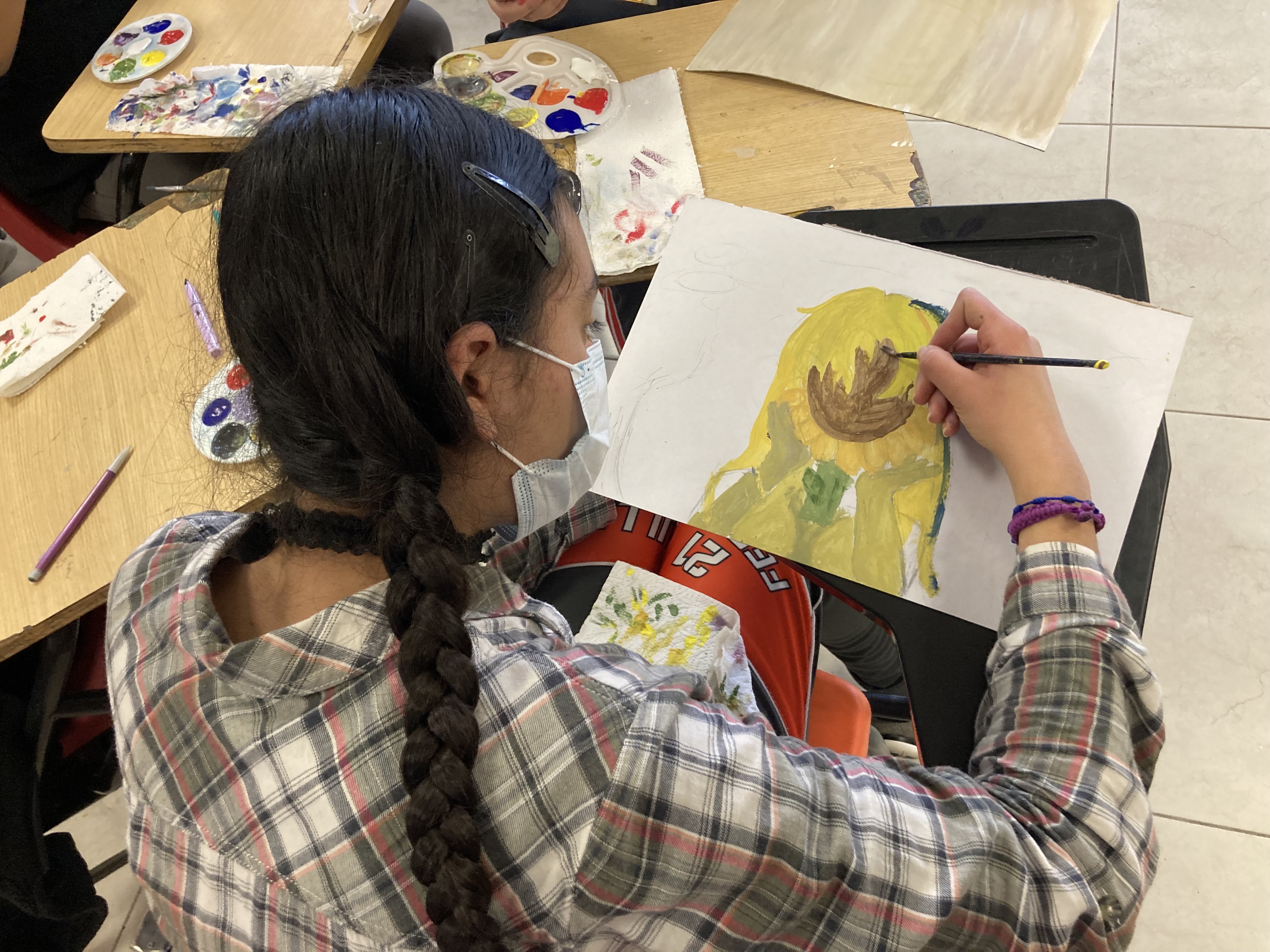 Estudiantes de secundaria participan en talleres de pintura en el suroriente