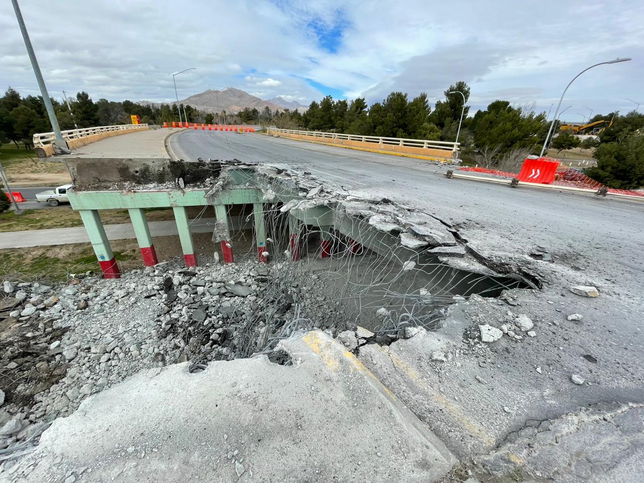 Demuelen losas de Puente Carlos Villarreal