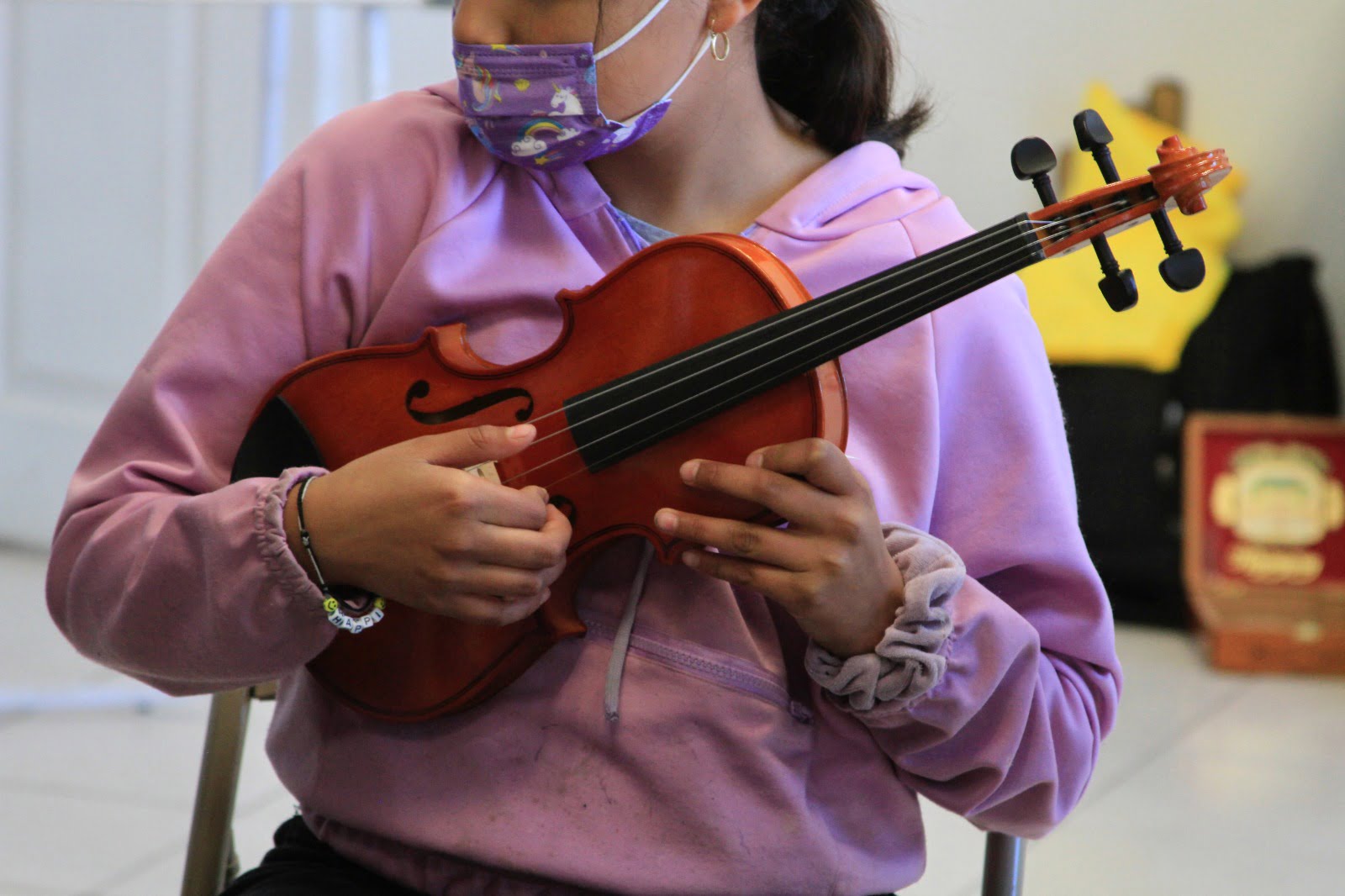 Inicia taller de violín para infancias en el suroriente
