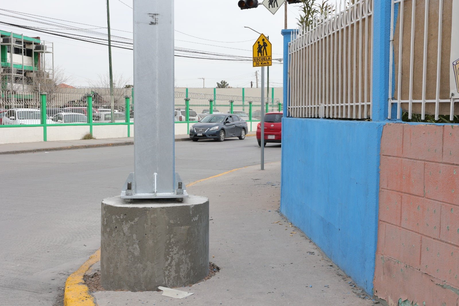 Piden quitar postes de Plataforma Centinela de zonas peatonales