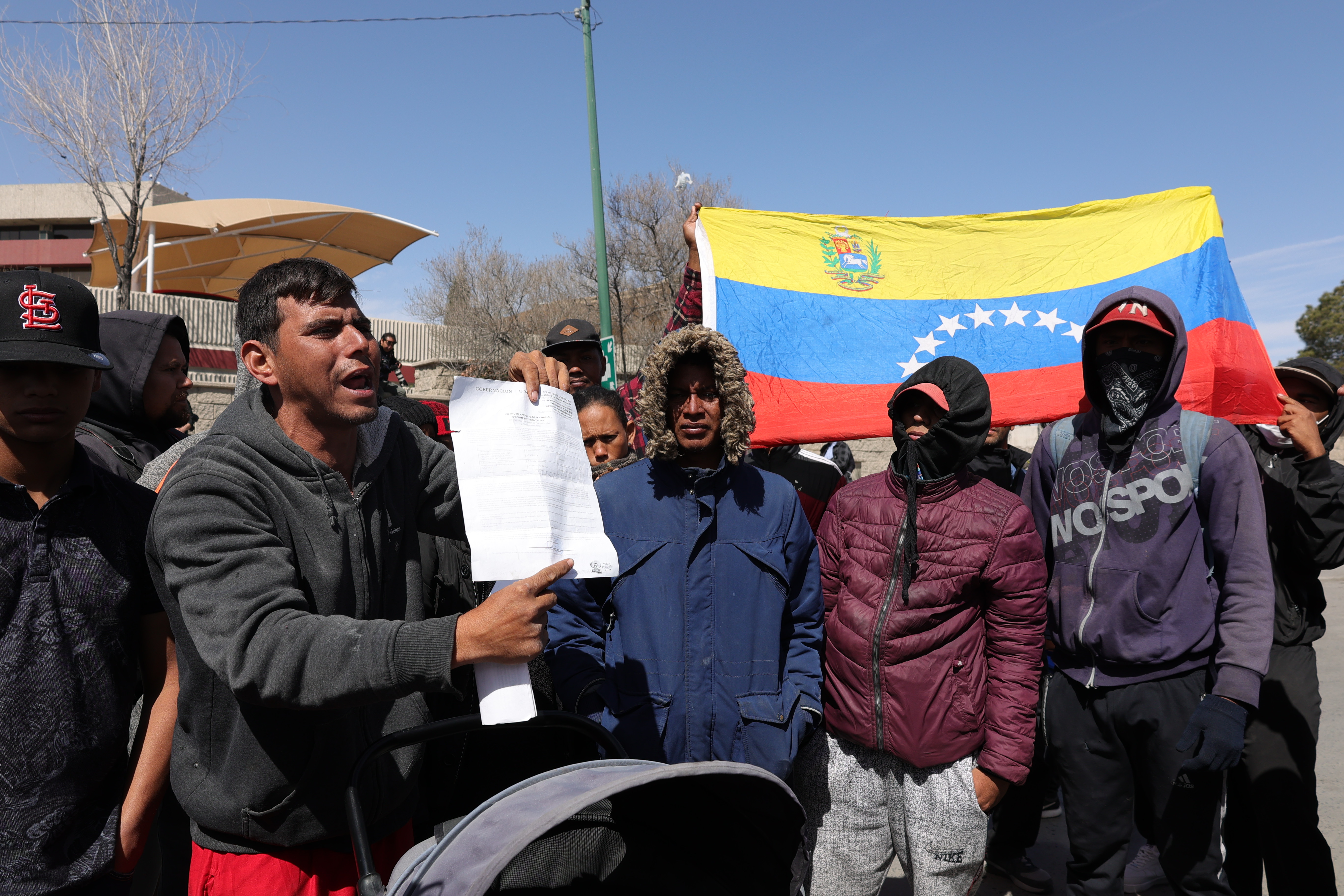 Migrantes reclaman información de sus seres queridos tras incendio; autoridades guardan silencio