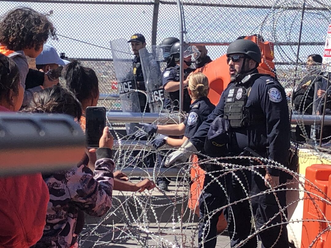 'Queremos pasar', migrantes imploran a EE.UU. en puente de Ciudad Juárez; les cierra el paso