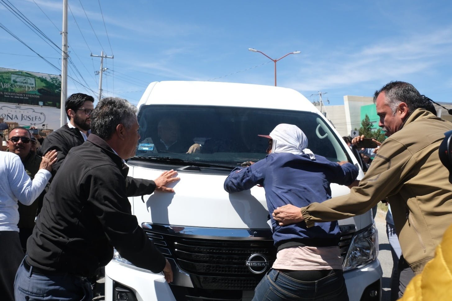 Video: Visita de AMLO a Juárez termina en confrontación con manifestantes