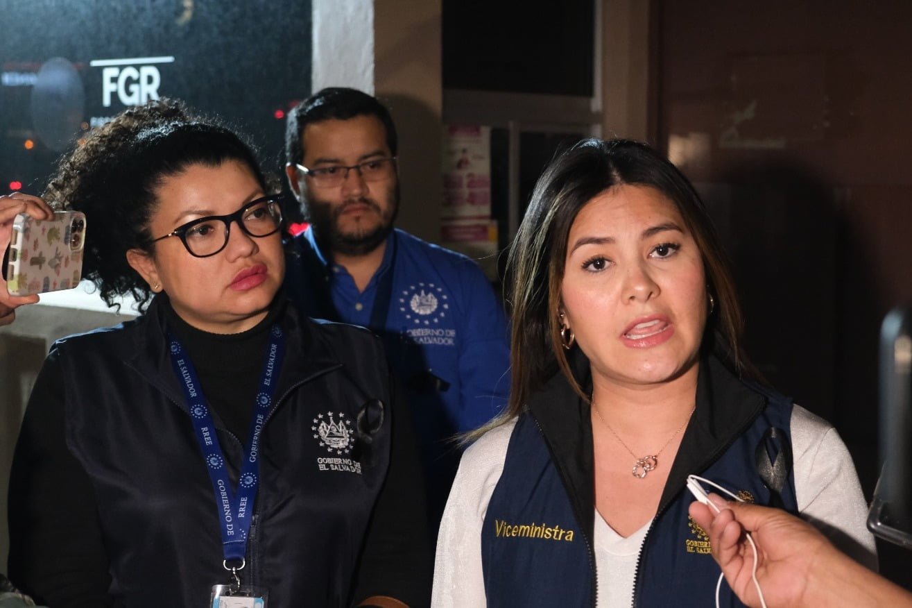 El Salvador califica incendio como ‘crimen de Estado’; pide cesar a titular del INM