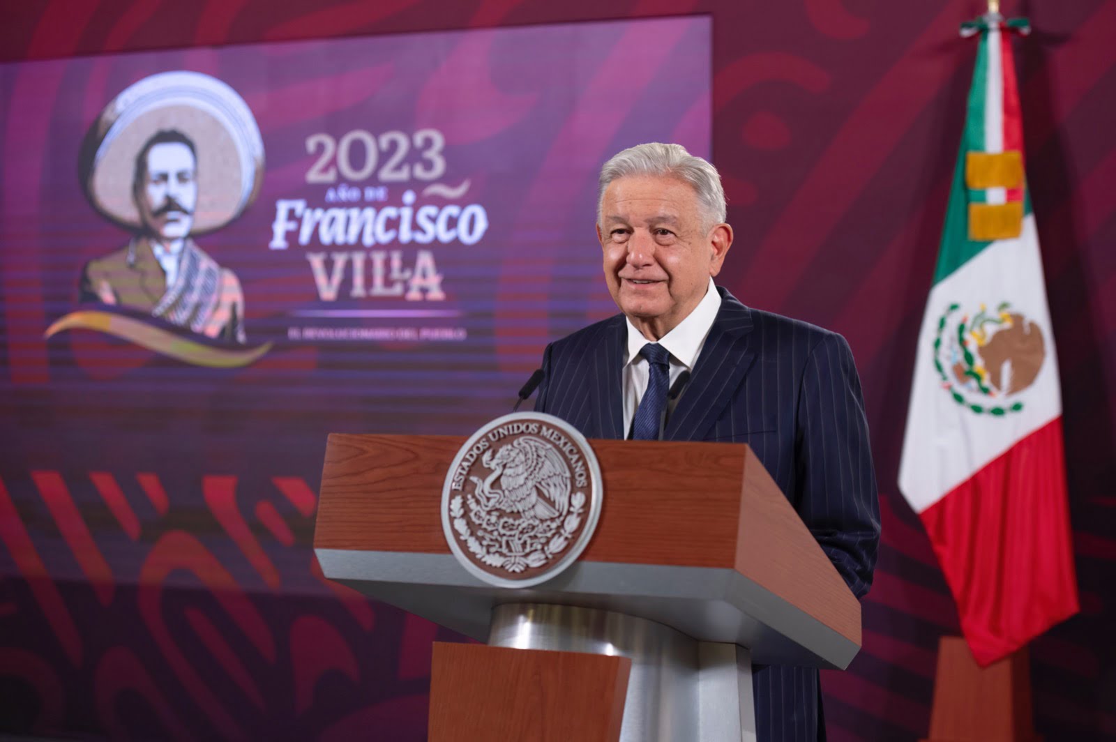AMLO mantiene a Garduño frente al INM; esperará avance de investigación