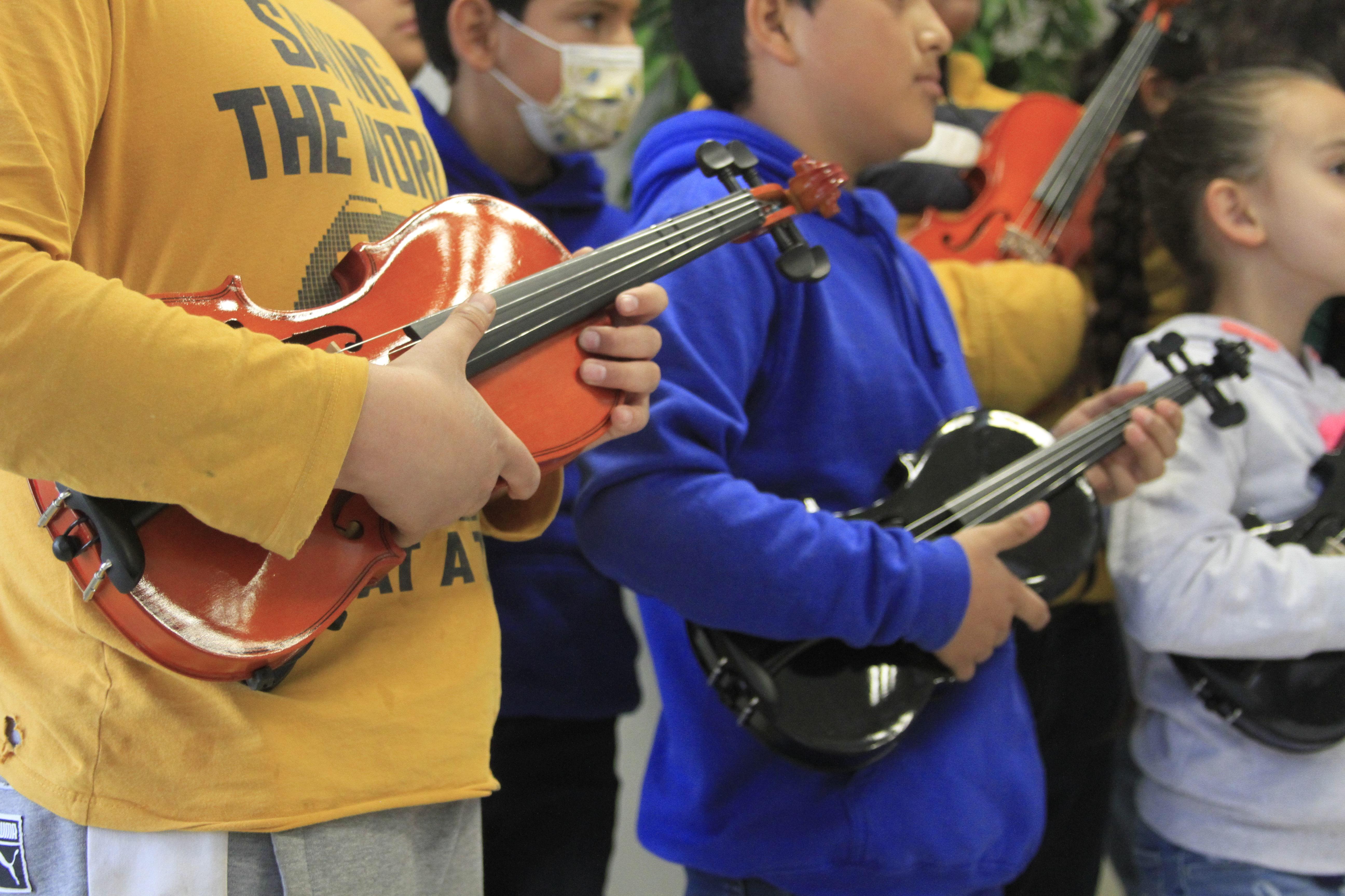 Con presentación ante sus familias, niñas y niños concluyen taller de violín en el suroriente