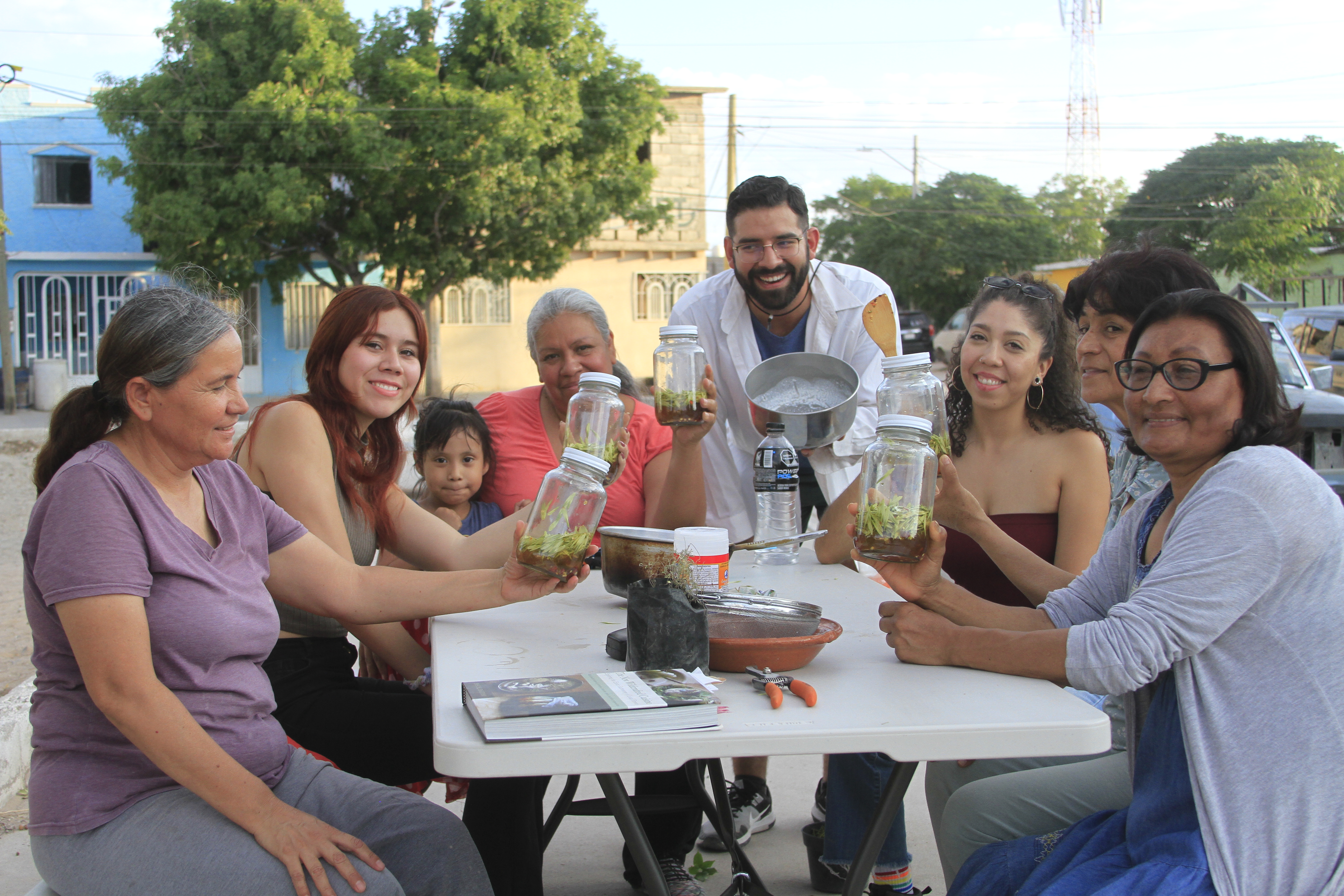 Vecinas del suroriente aprenden a hacer conservas con Juárez Limpio