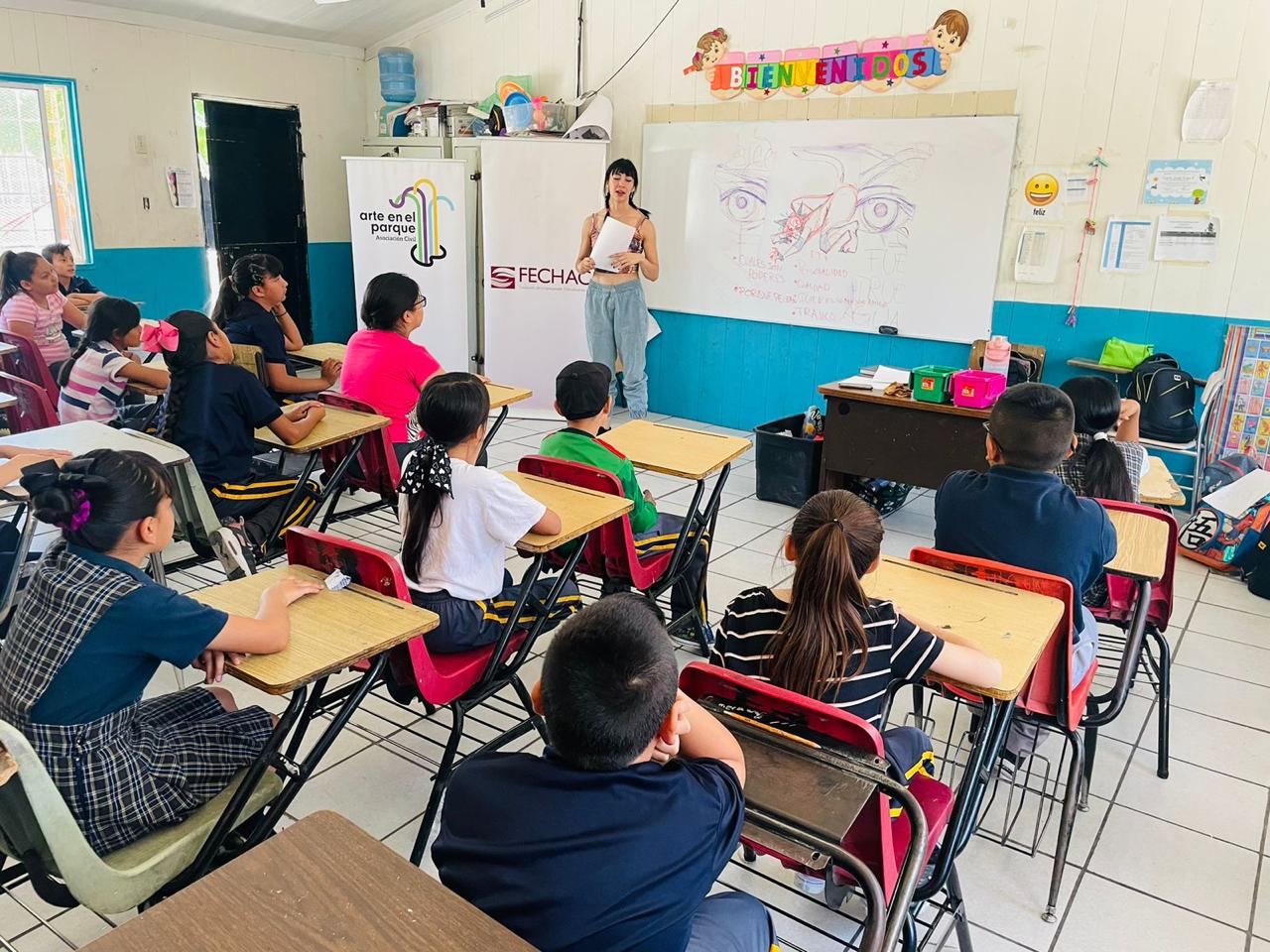 Niñas y niños crean historias y mural de súper héroes en primaria del suroriente