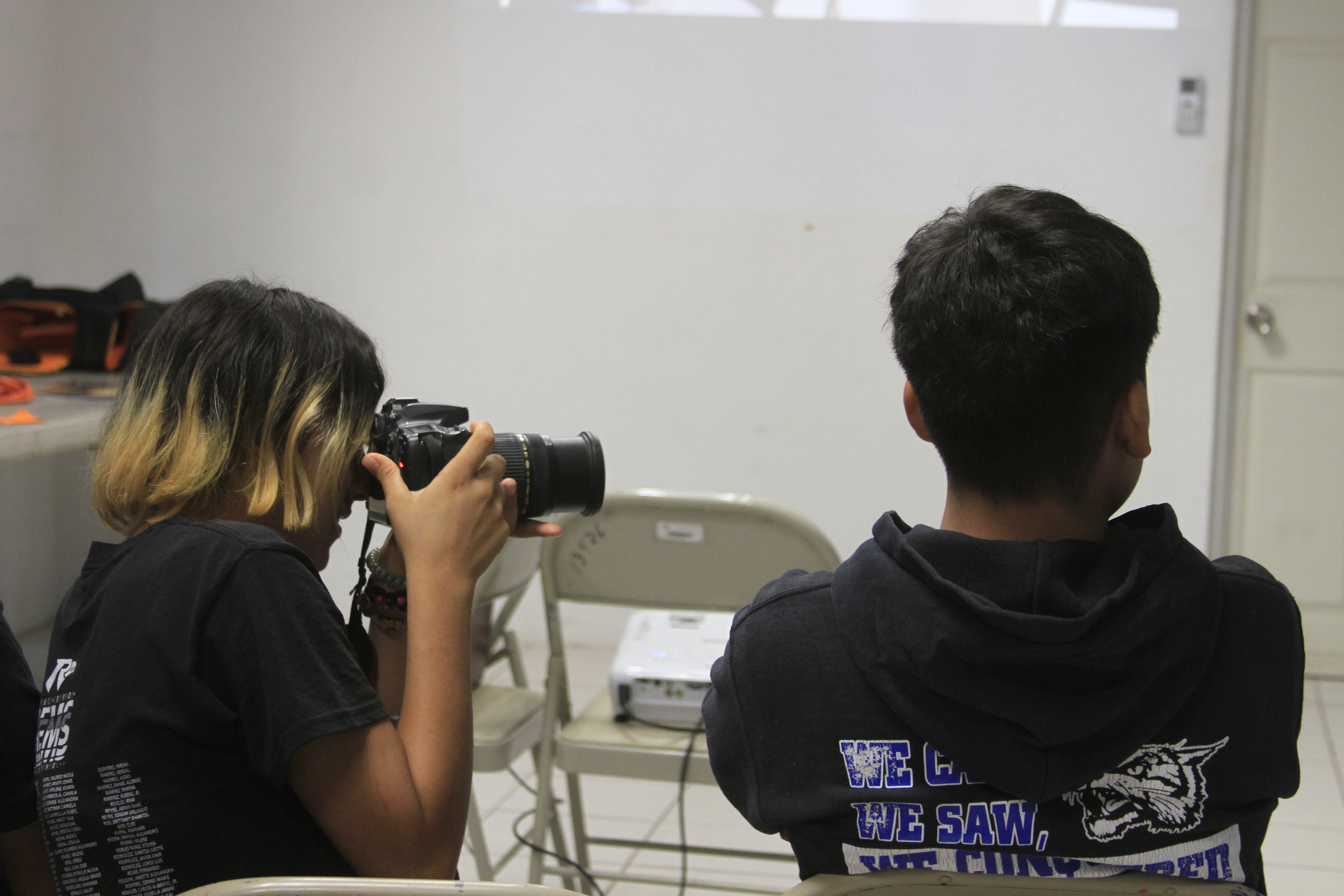 Adolescentes participan en taller de fotografía para retratar su colonia