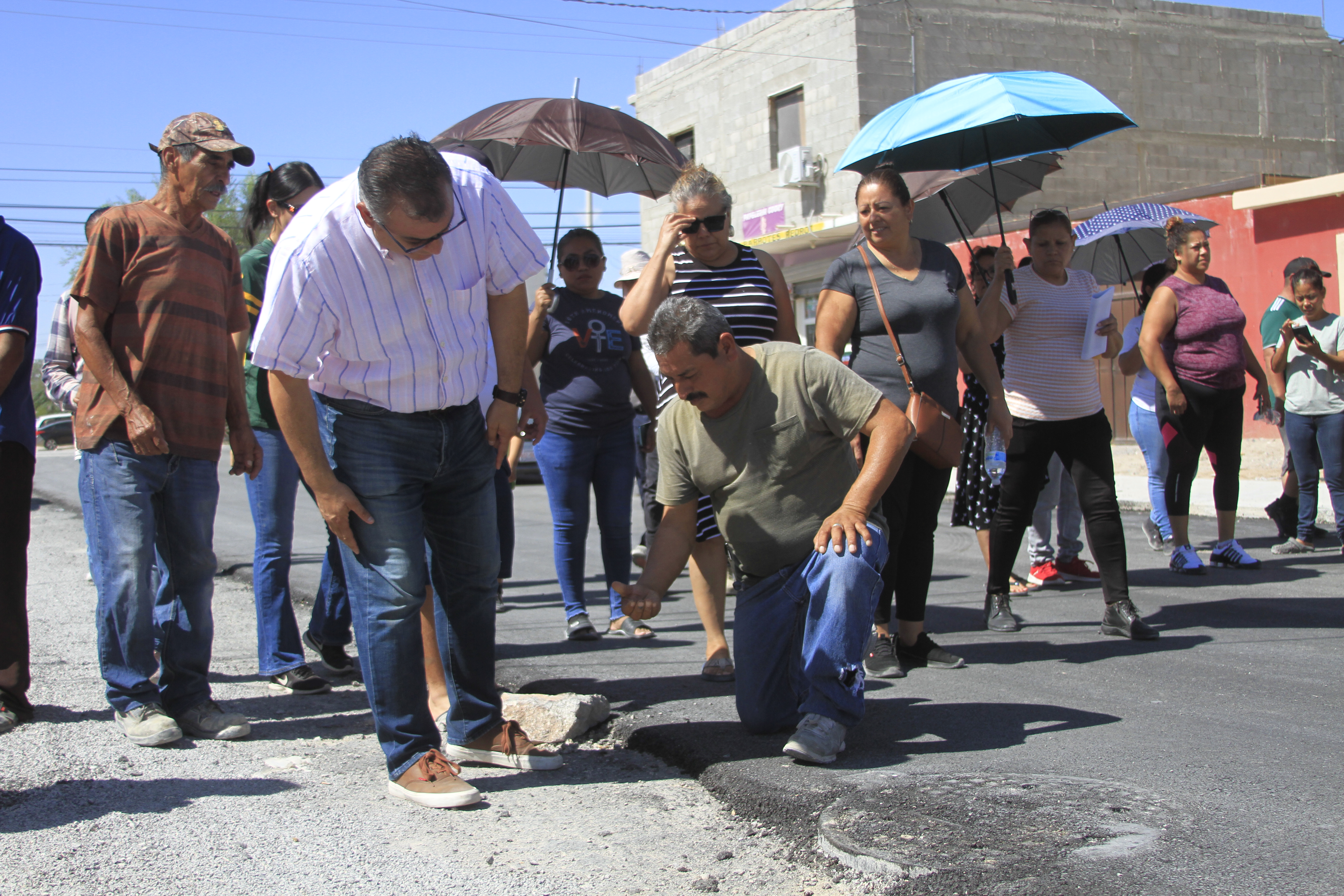 Vecinos denuncian mala calidad de calle pavimentada por Gobierno del Estado