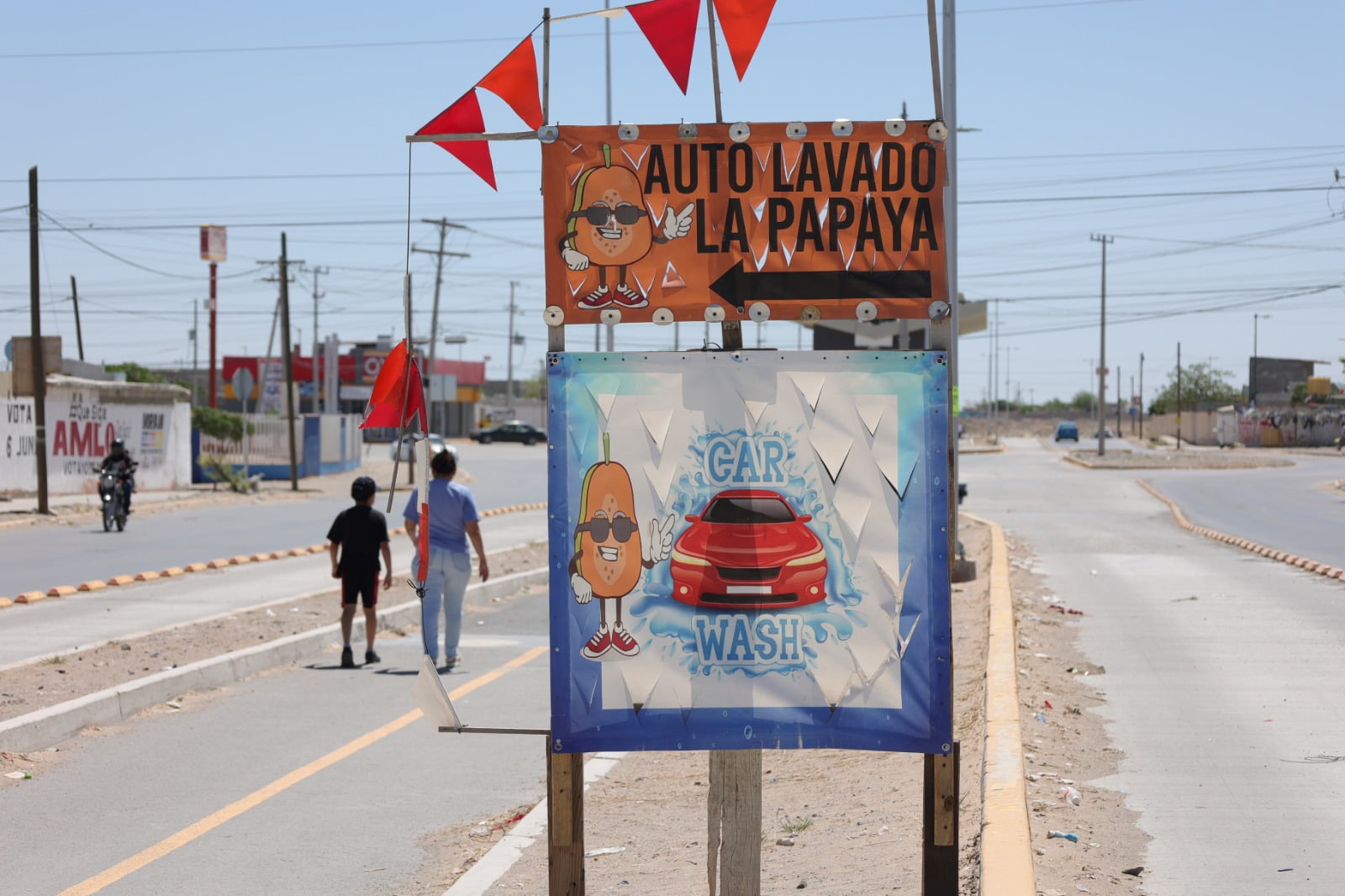 Cabildo pide quitar publicidad de banquetas y camellones