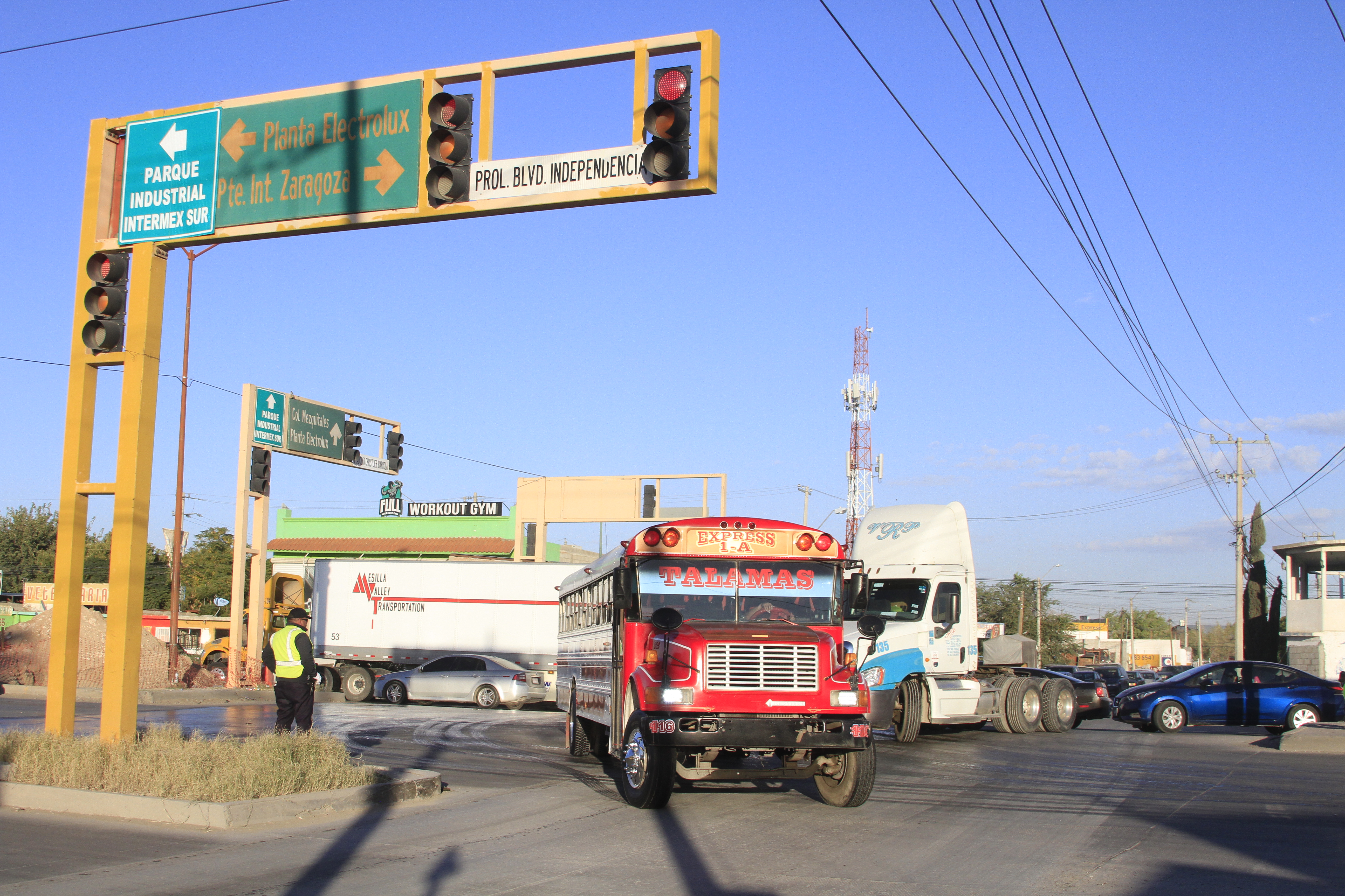 Por obras en Distribuidor Talamás-Independencia, desvían tráfico a calles sin pavimentar