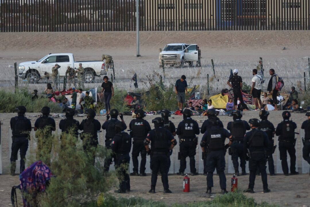 Activa INM ‘muro humano’ con policías de Ciudad Juárez