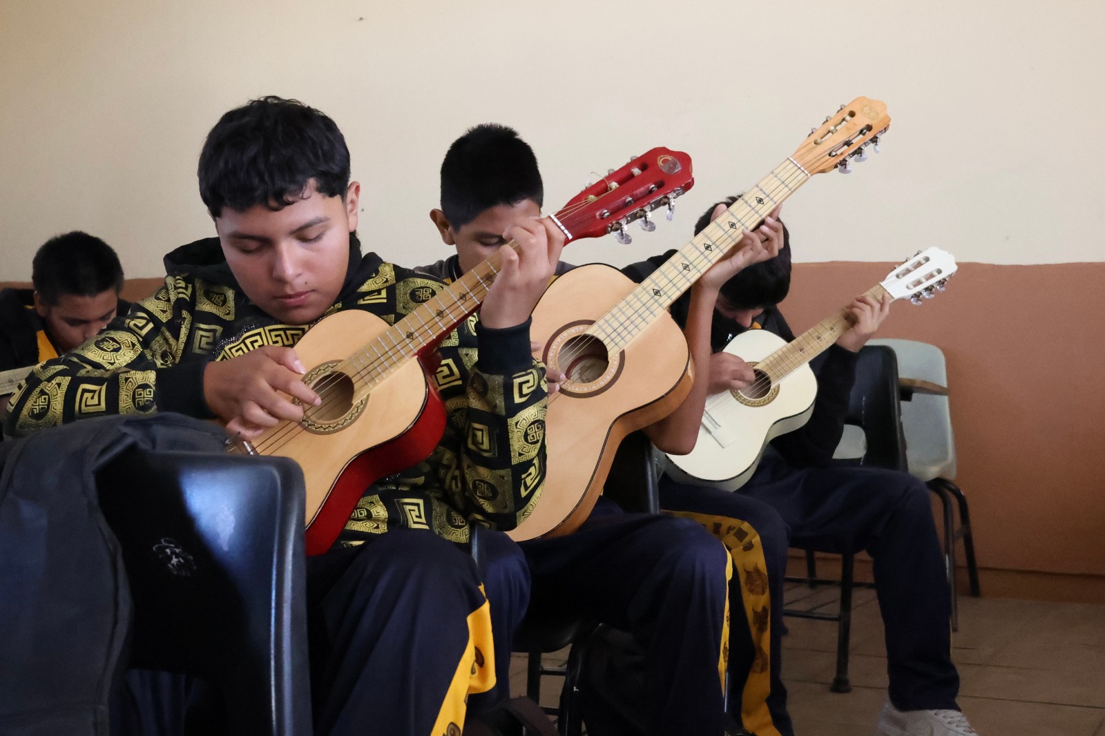Estudiantes de secundaria participan en taller de guitarra de Arte en el Parque