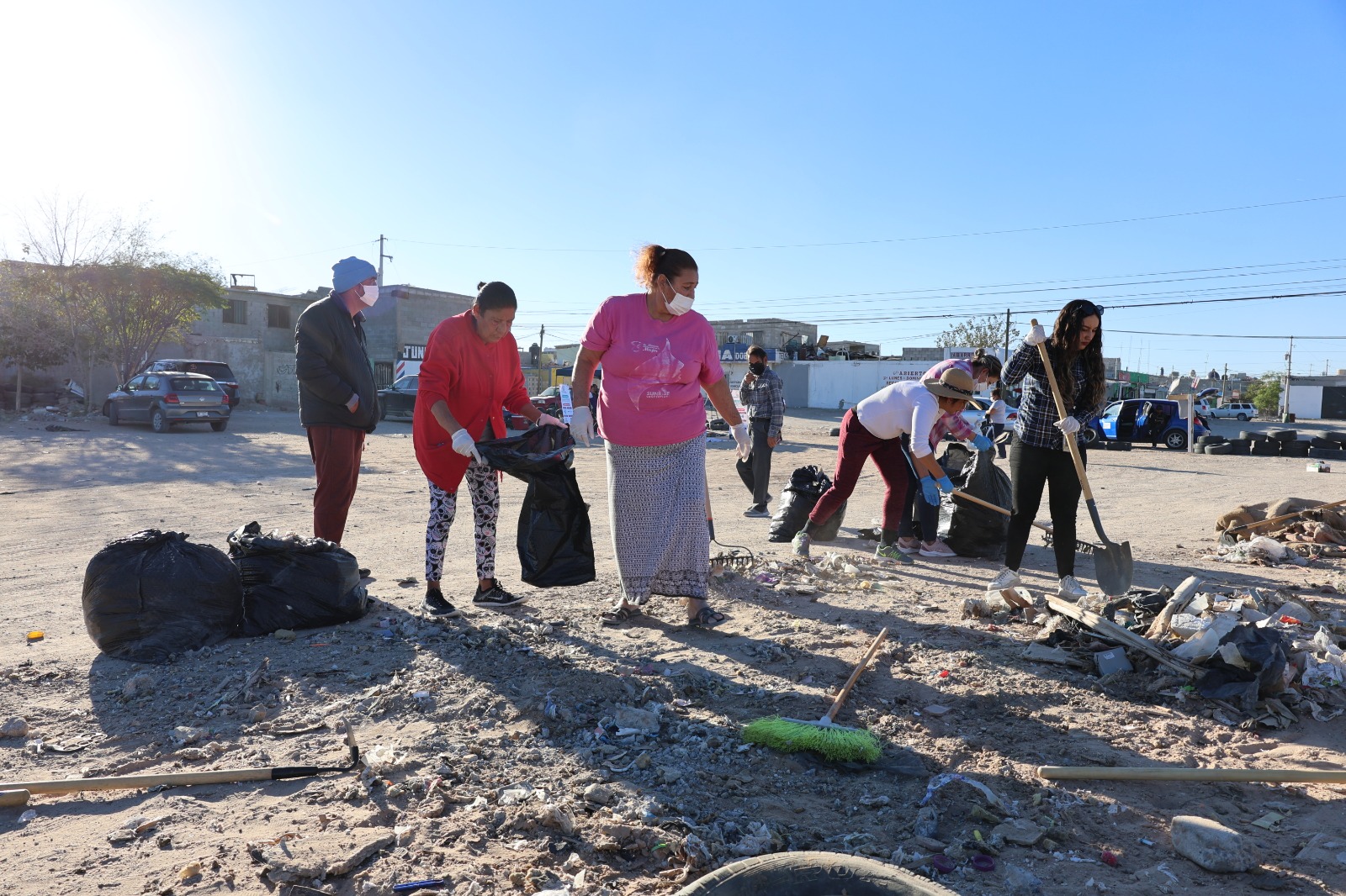 Habitantes de la Carlos Castillo Peraza limpian terreno donde buscan crear un parque