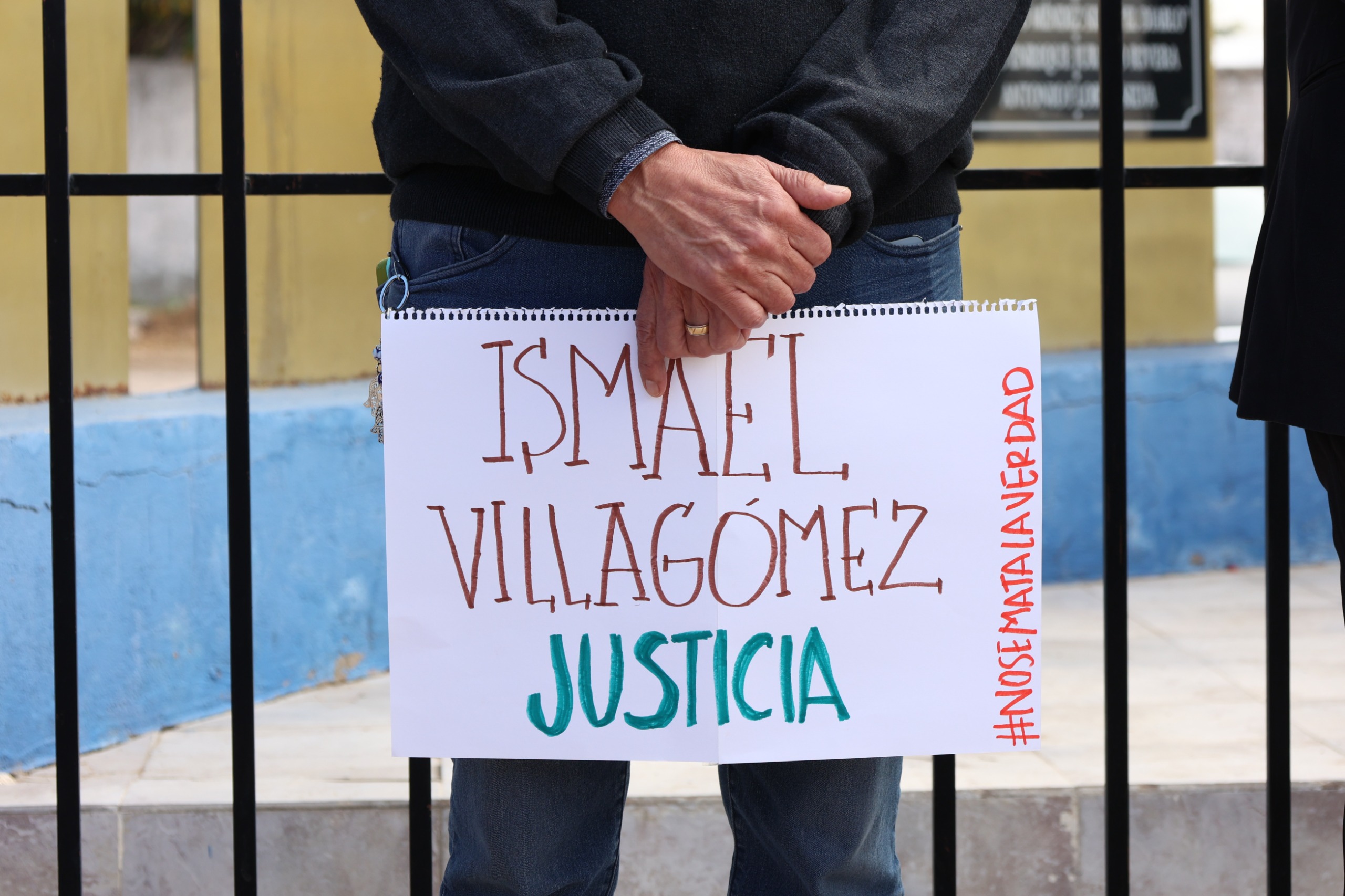 Detienen a tres por asesinato del reportero Ismael Villagómez; periodistas exigen justicia