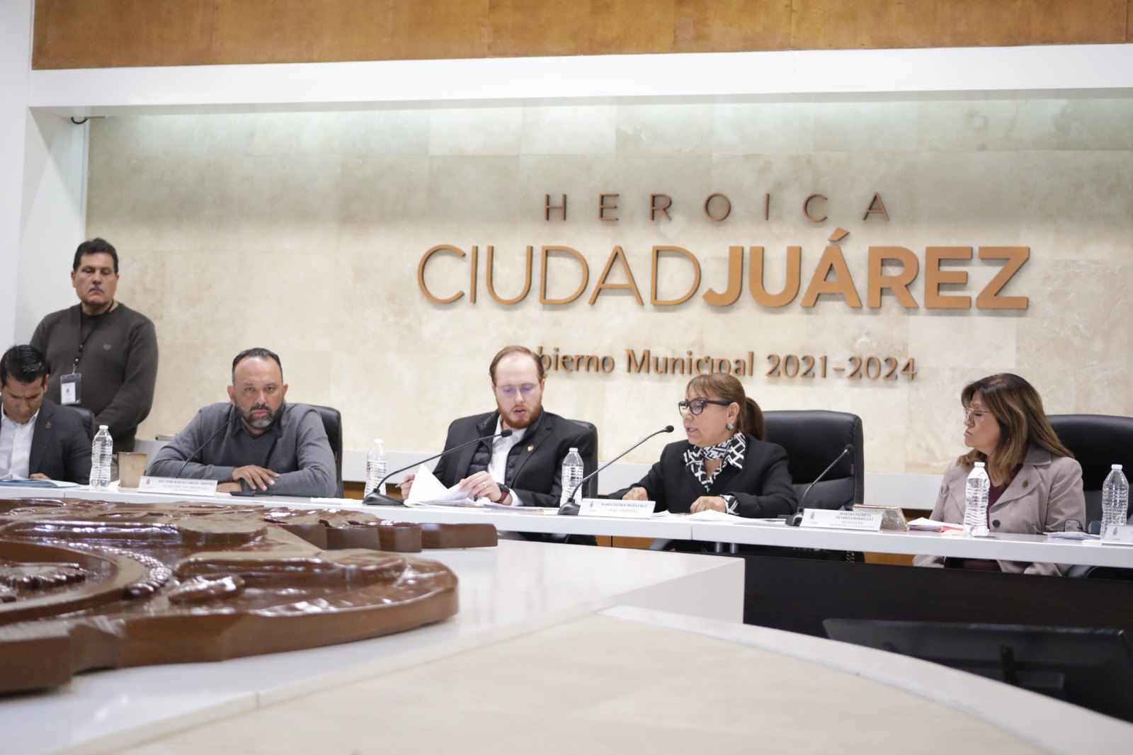 Cuestionan en Cabildo apoyos a escuelas; 'es responsabilidad de Estado y Federación'