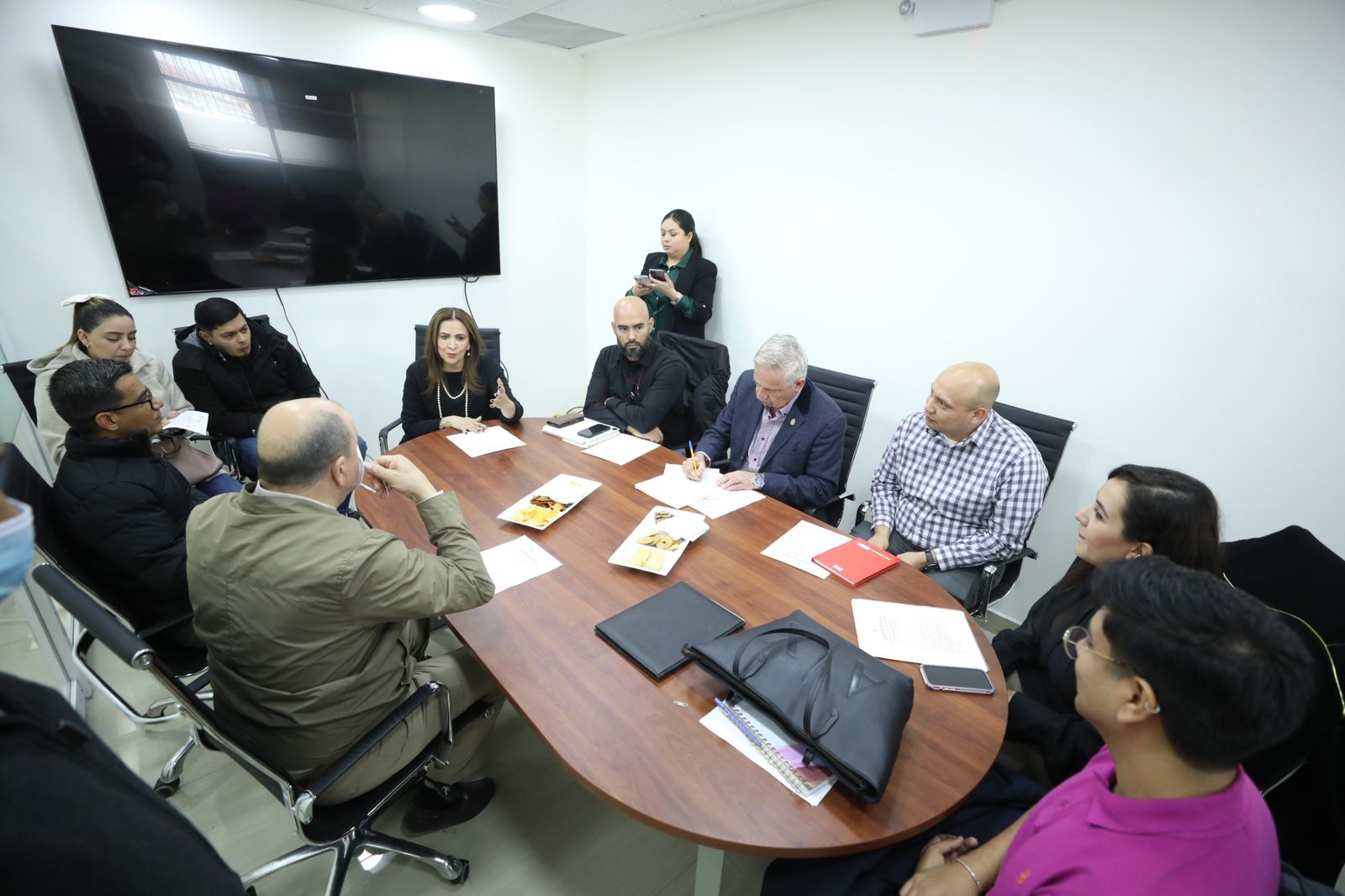 Tras denuncia de vecinos en Cabildo, Municipio consigue anuencia para pavimentar calle de fraccionamiento