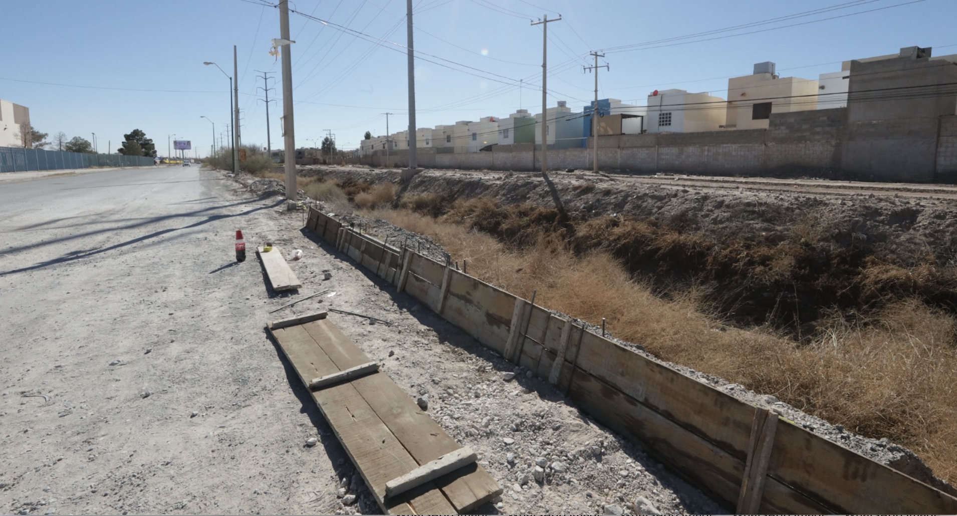 Constructora inició pavimentación de calle que conecta a Praga Residencial