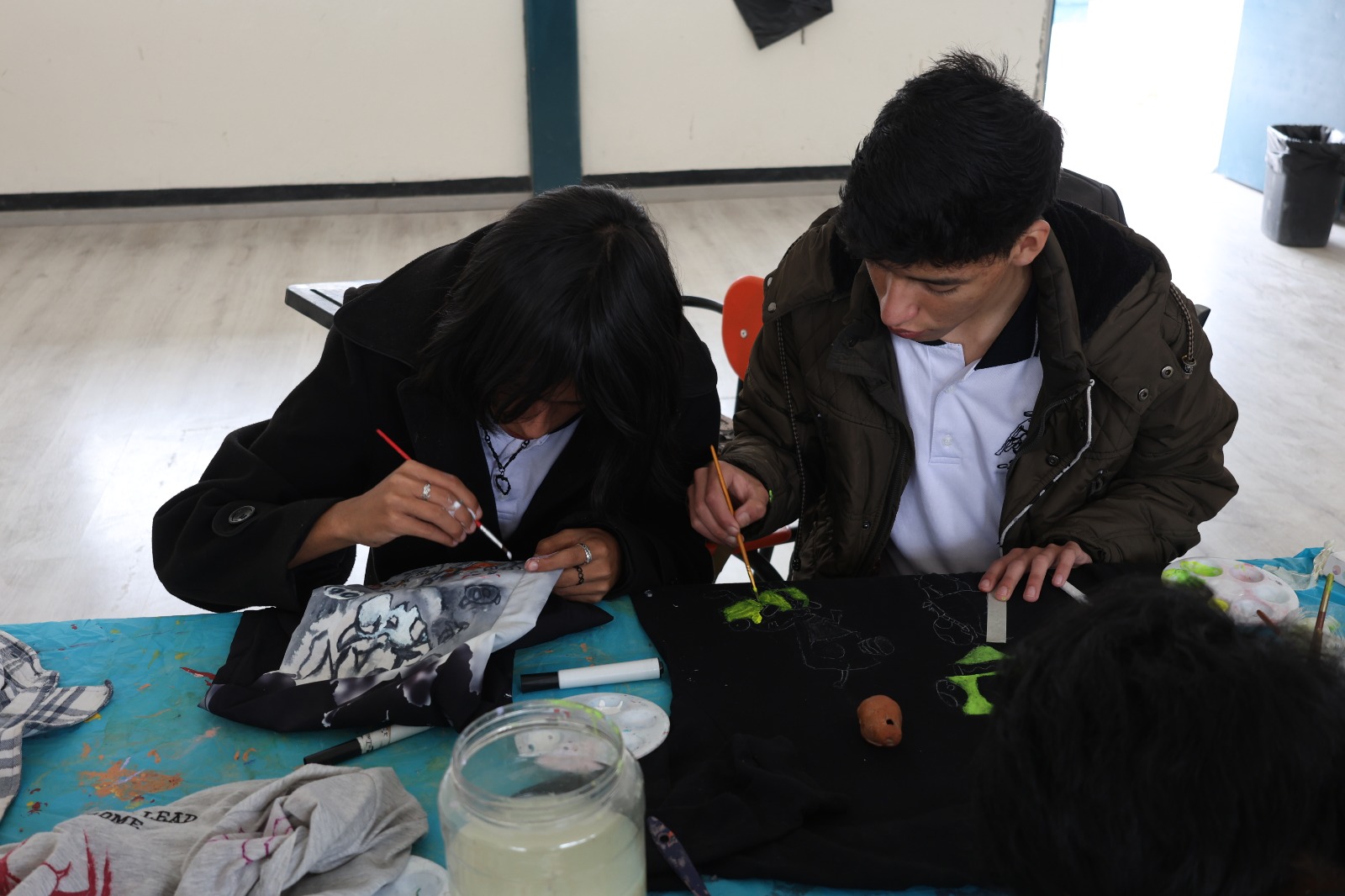 Estudiantes del CBTis 270 participan en taller de intervención creativa de prendas