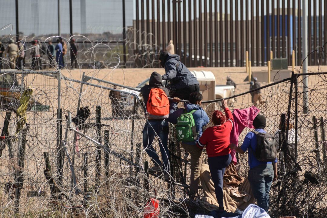 Galería | Los migrantes burlan cerco de púas de Texas e ingresan a Estados Unidos por Ciudad Juárez