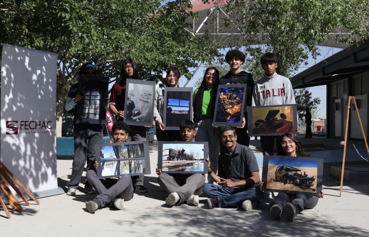 Estudiantes montan exposición fotográfica en el CBTIS 270
