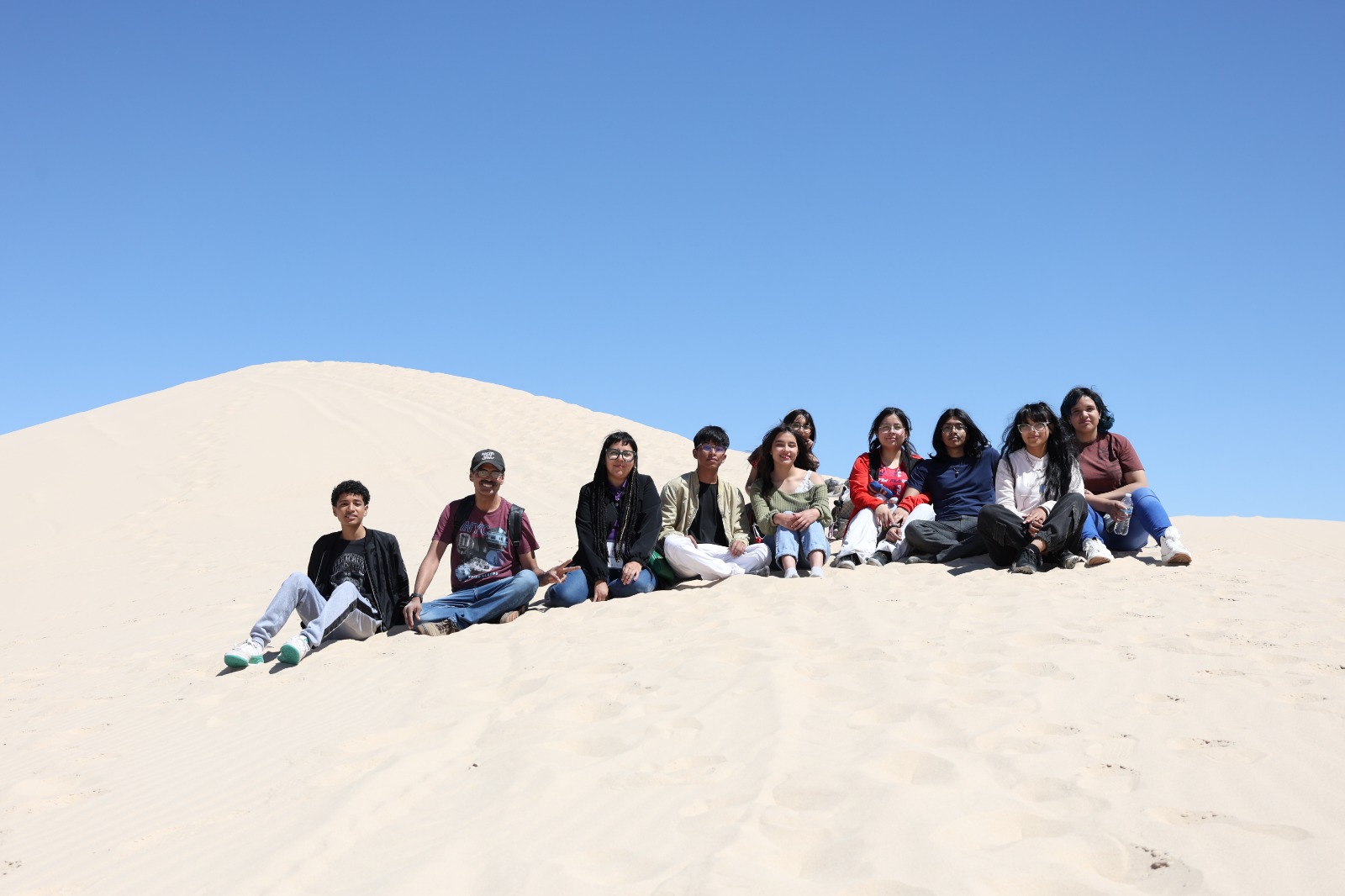 Estudiantes participan en recorrido fotográfico en las dunas de Samalayuca