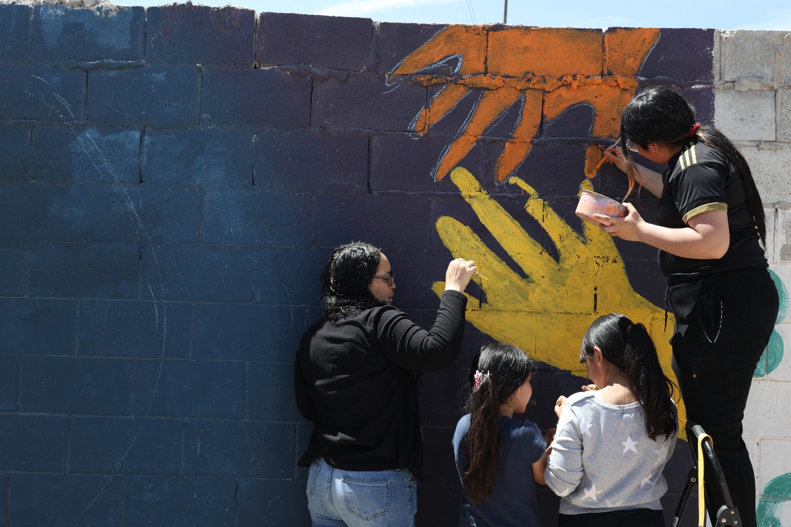 Crean mural comunitario sobre lucha por espacios educativos en la colonia María Martínez 