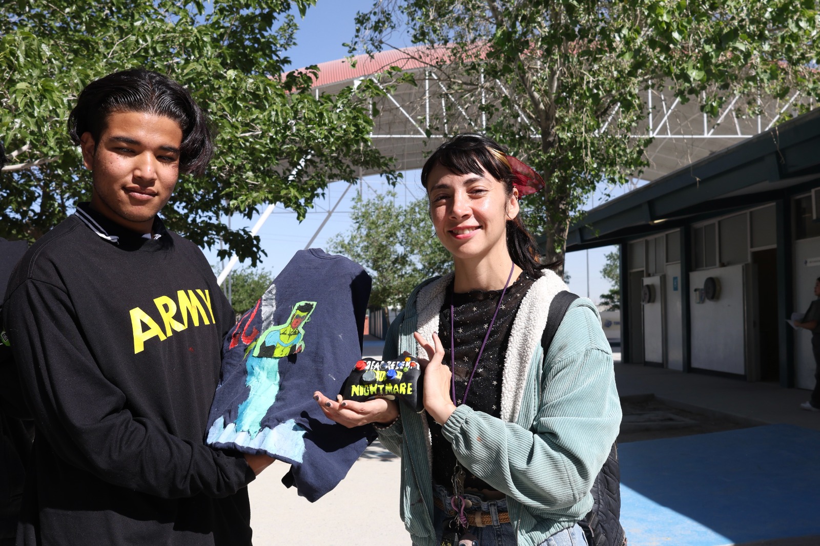 A través del arte, le dan una segunda oportunidad a la ropa usada