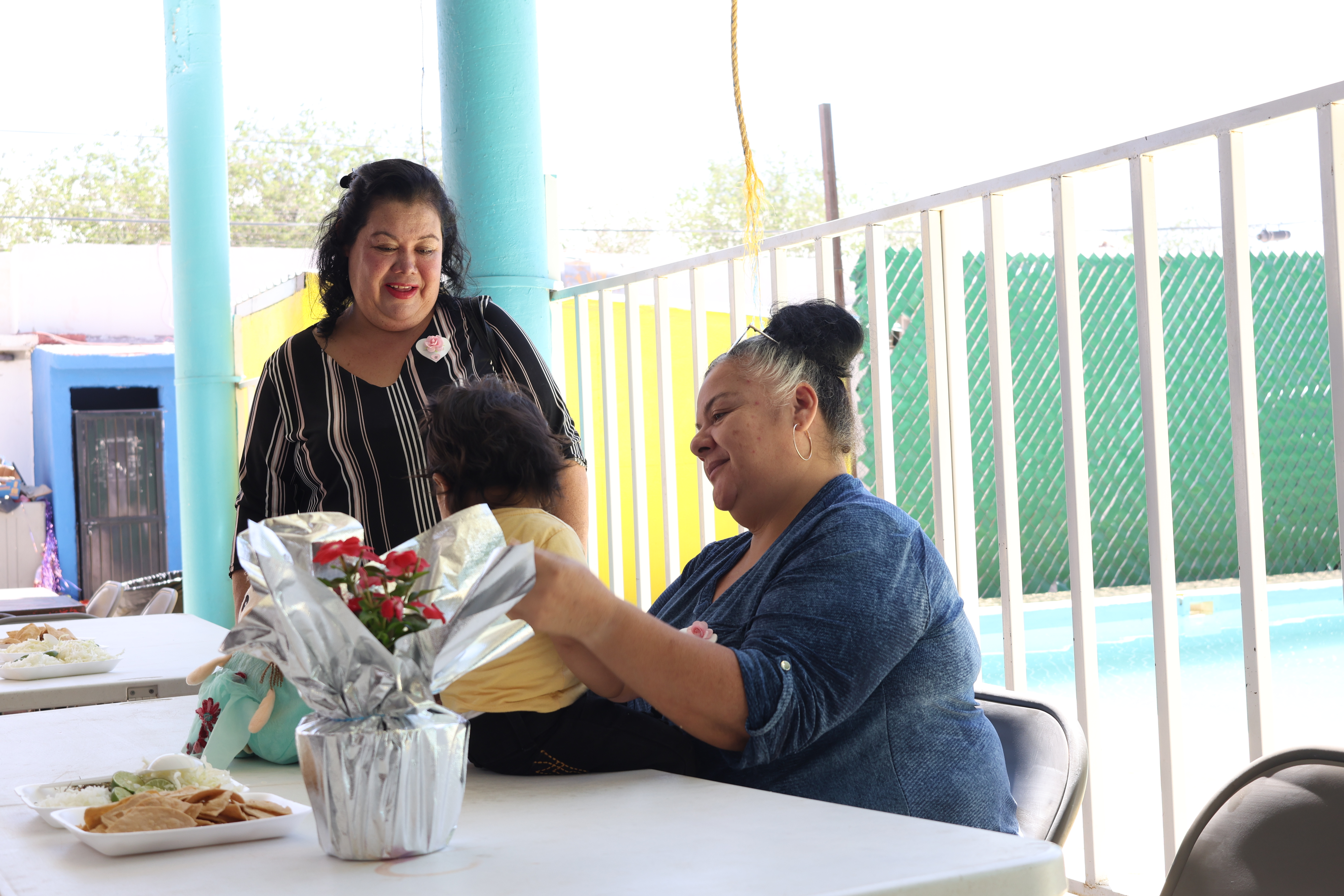 Reconocen labor comunitaria de mujeres con festejo del Día de las Madres en el suroriente