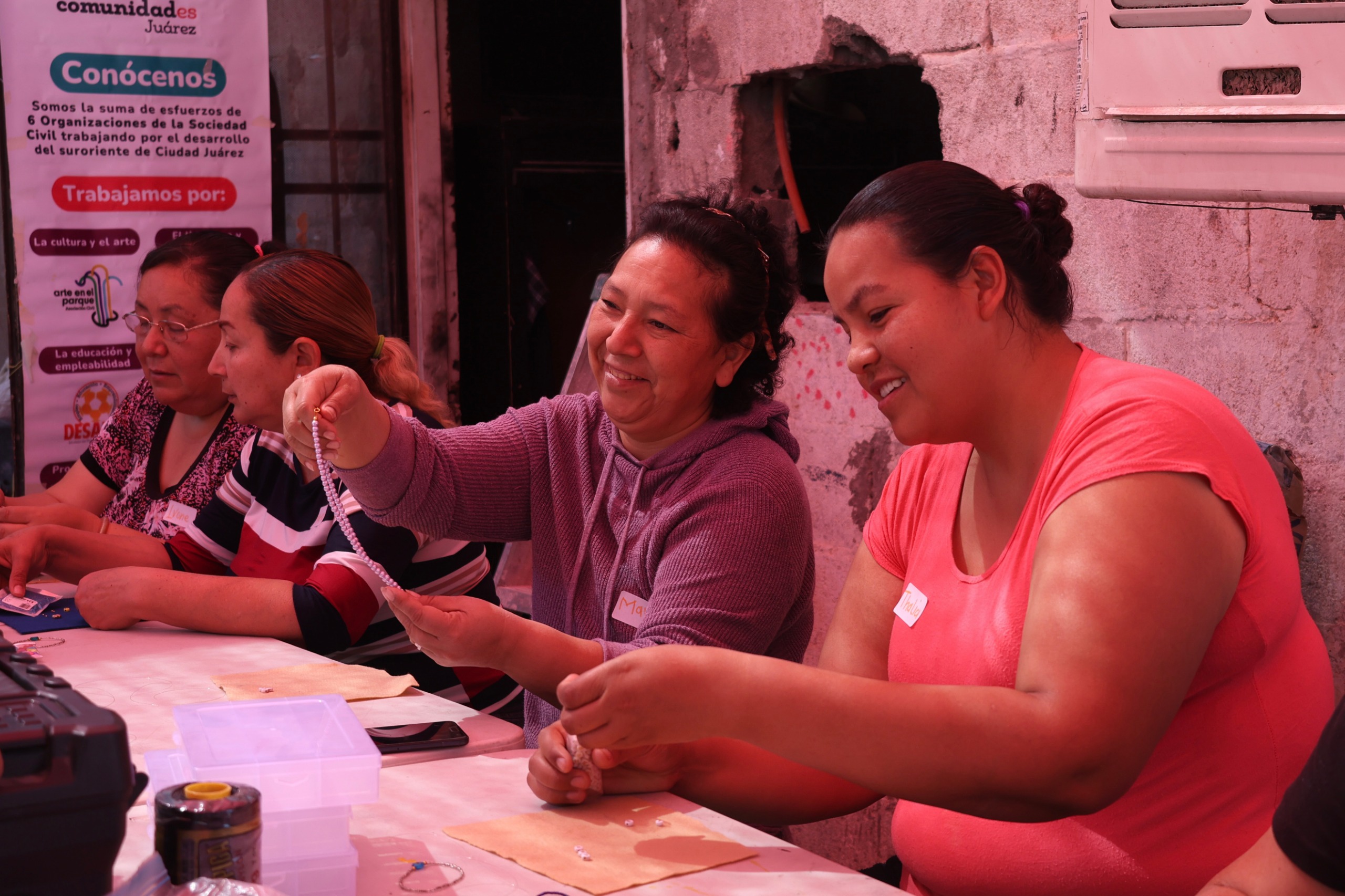 Grupo de madres de niñas y niños con discapacidad participan en taller de bisutería