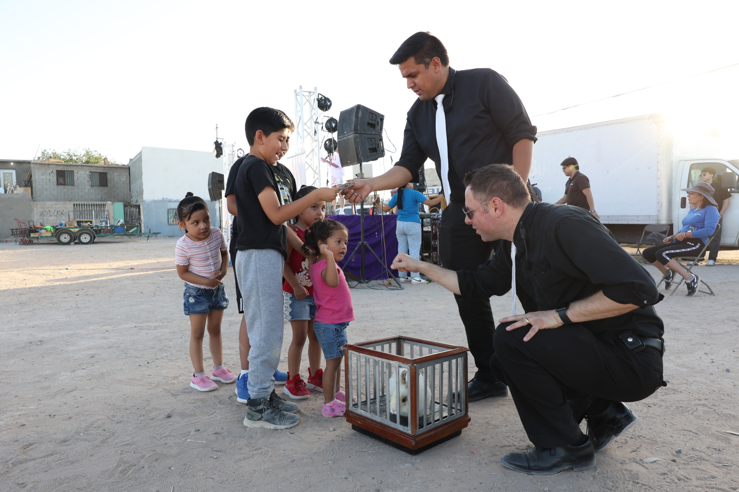 ¡Fiesta en el suroriente! Celebran organización vecinal con música, comida y magia