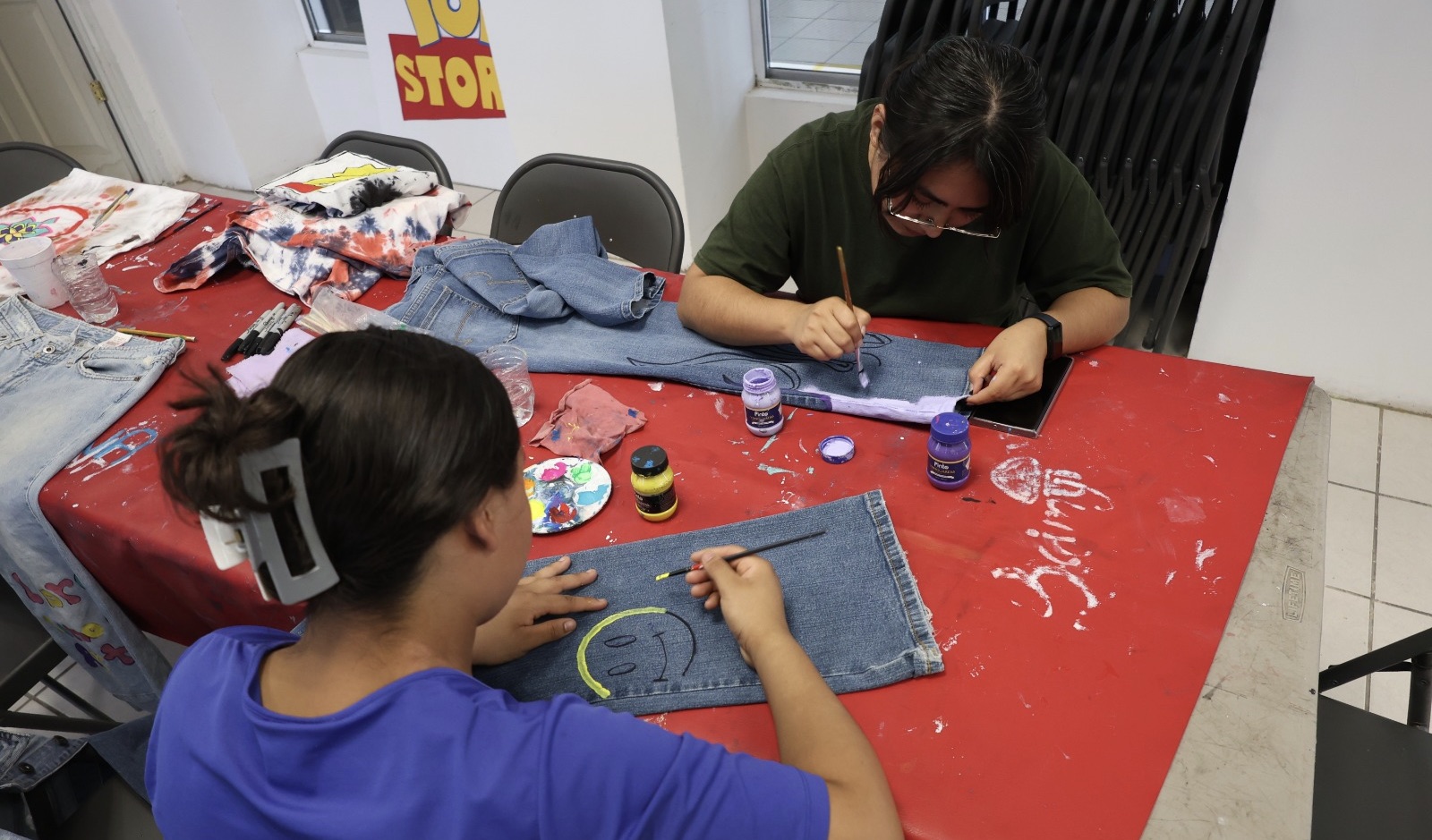 Aprenden a crear diseños sobre ropa en taller de Arte en el Parque