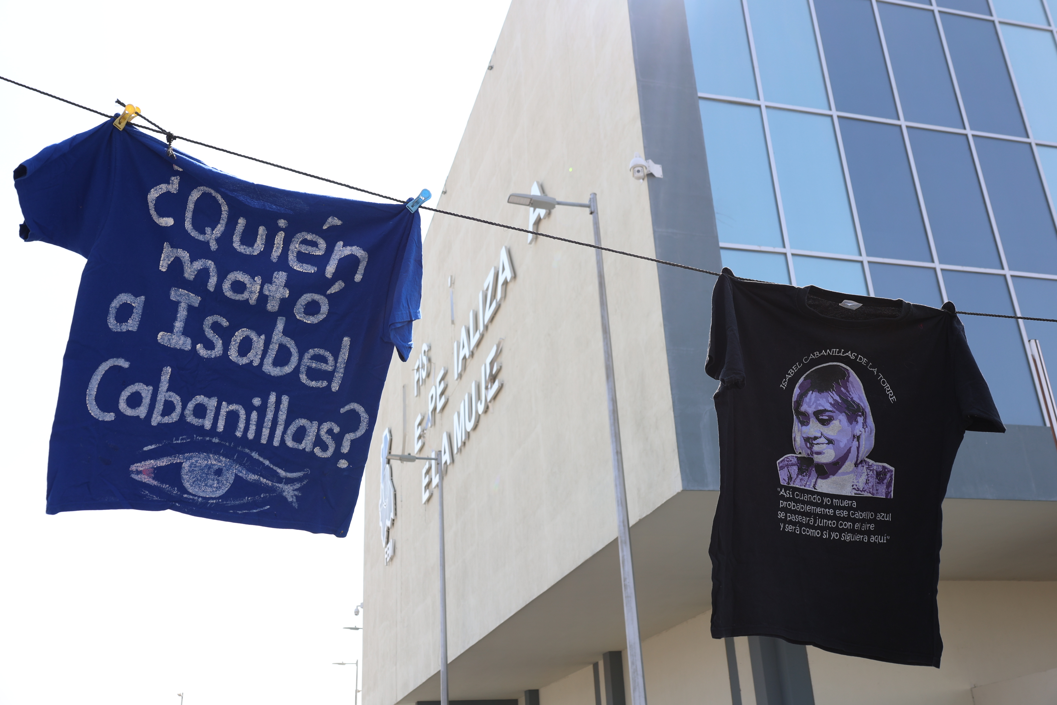 FEM insiste en criminalizar a Isabel Cabanillas; pone en riesgo a su familia, advierten