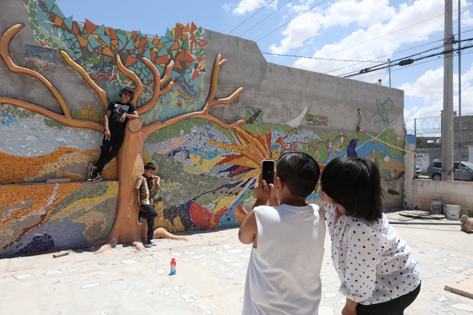 Niñas, niños y adolescentes participan en curso de fotografía en campamento de verano