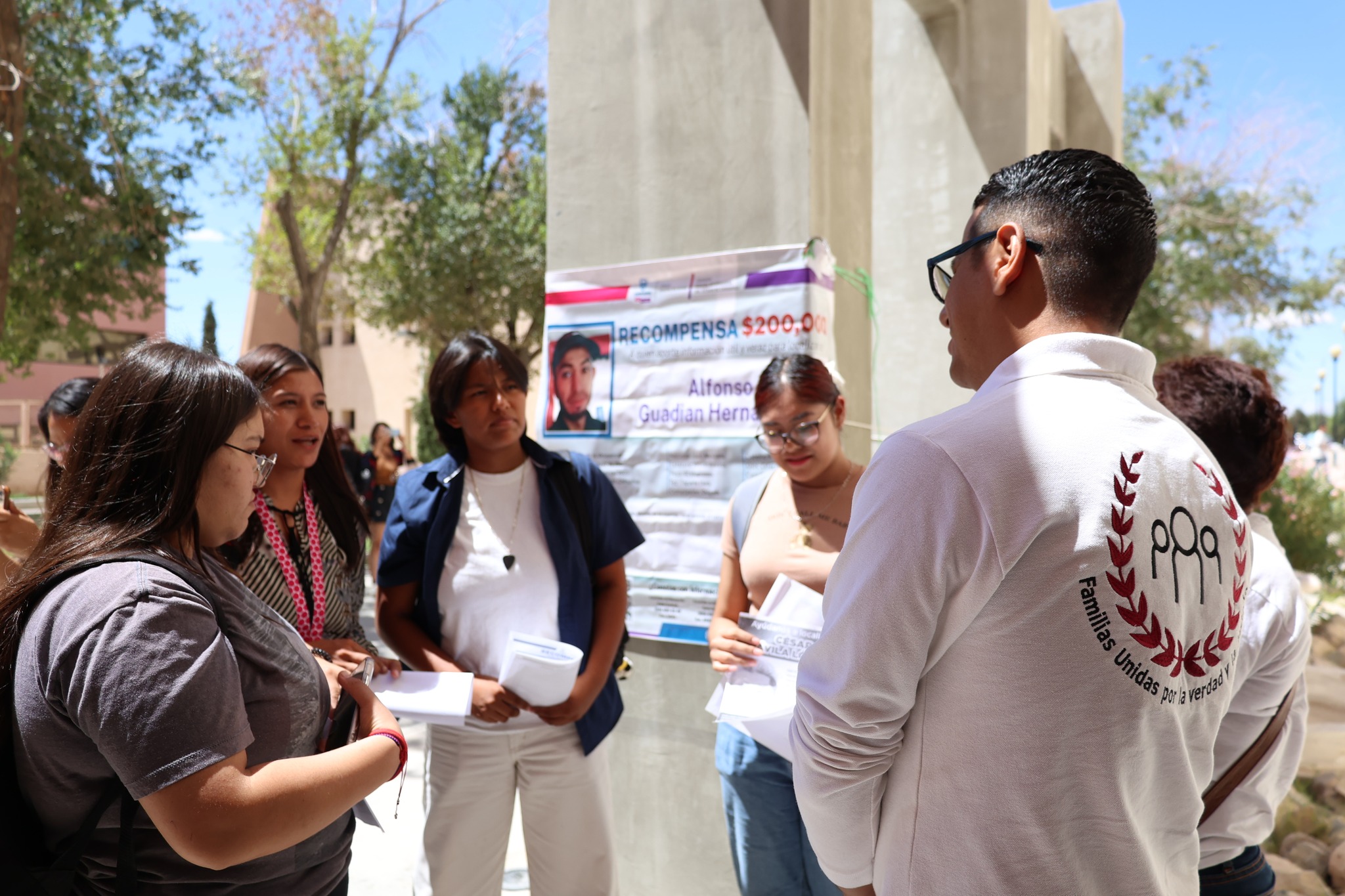 Familiares de víctimas de desaparición y estudiantes de la UACJ se reúnen en conversatorio
