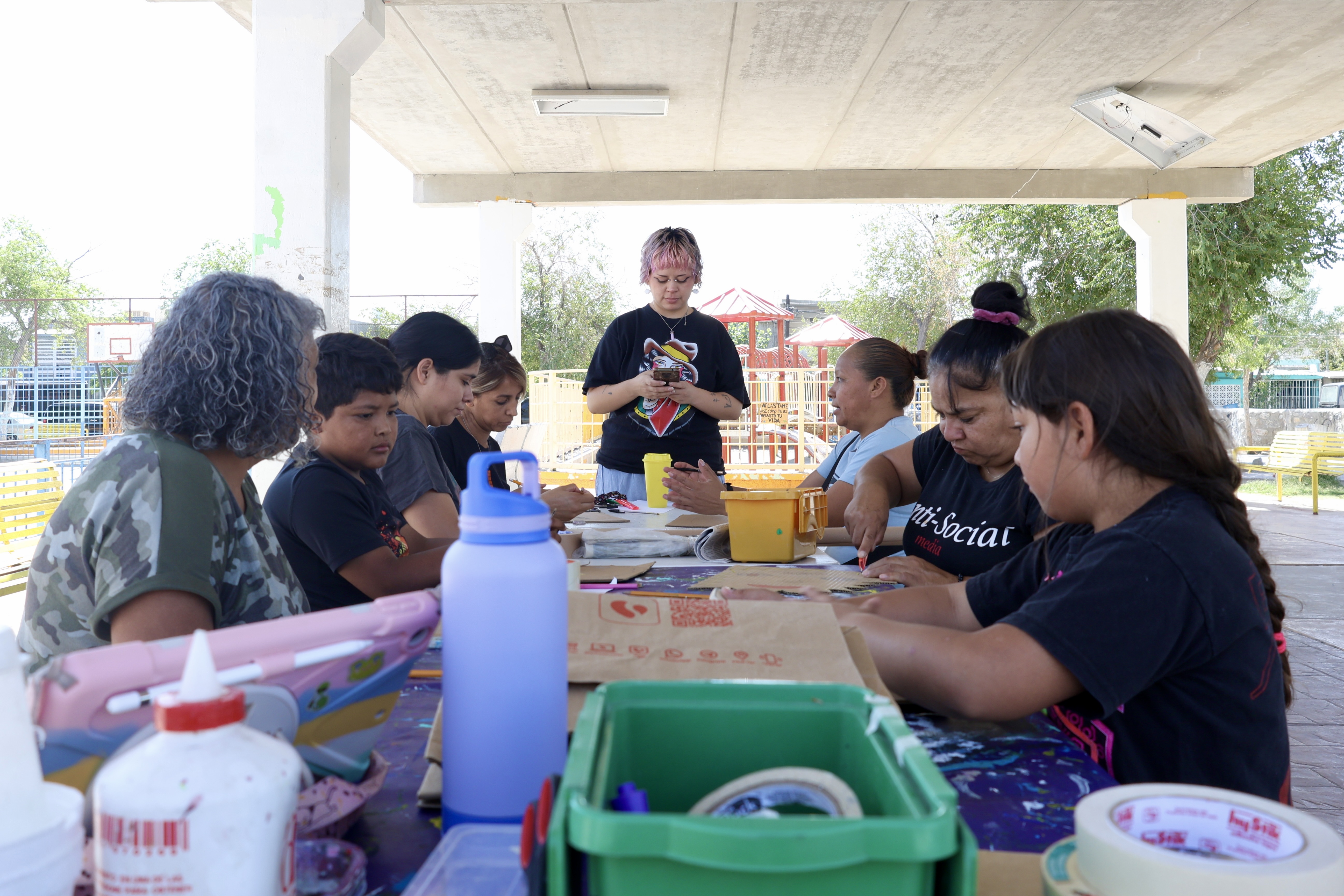 En taller de arte, líderes comunitarias comparten sus experiencias de vida