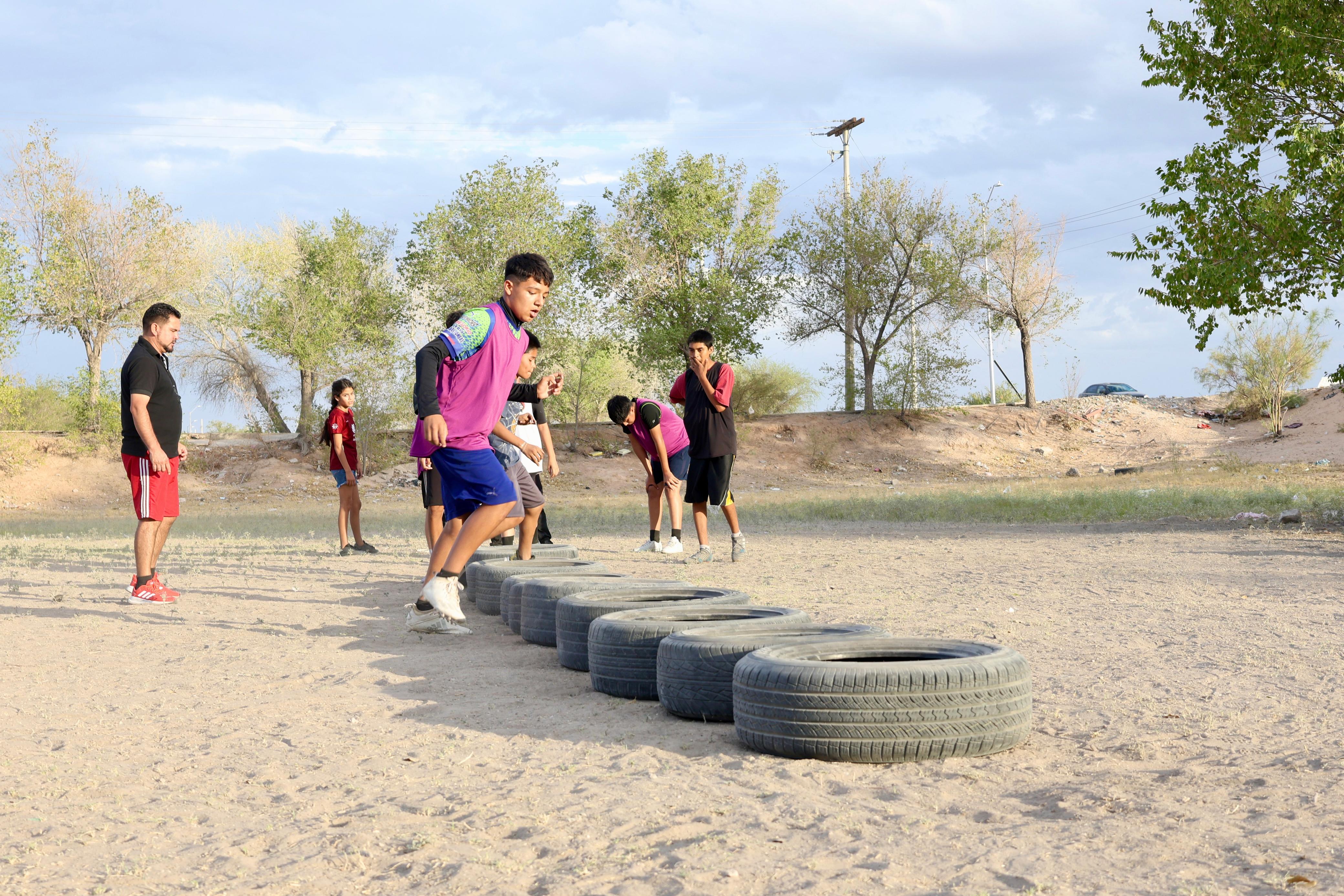 A falta de espacios deportivos, habitantes de Parajes del Sur transforman dique en una cancha