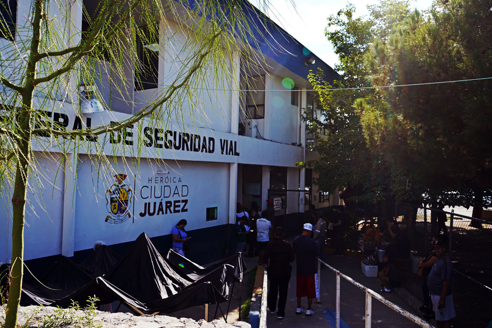 Entre la ley y la ‘transa’, el tráfico de permisos para circular sin placas en Ciudad Juárez