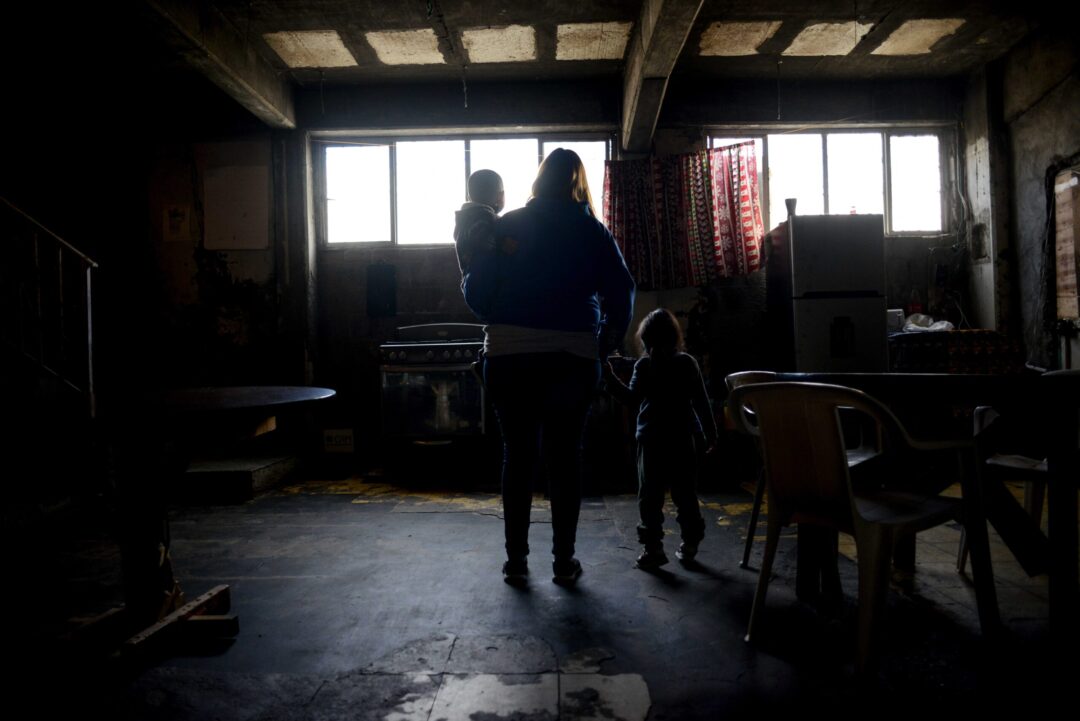 Violencia alcanza a mujeres migrantes obligadas a esperar en Ciudad Juárez