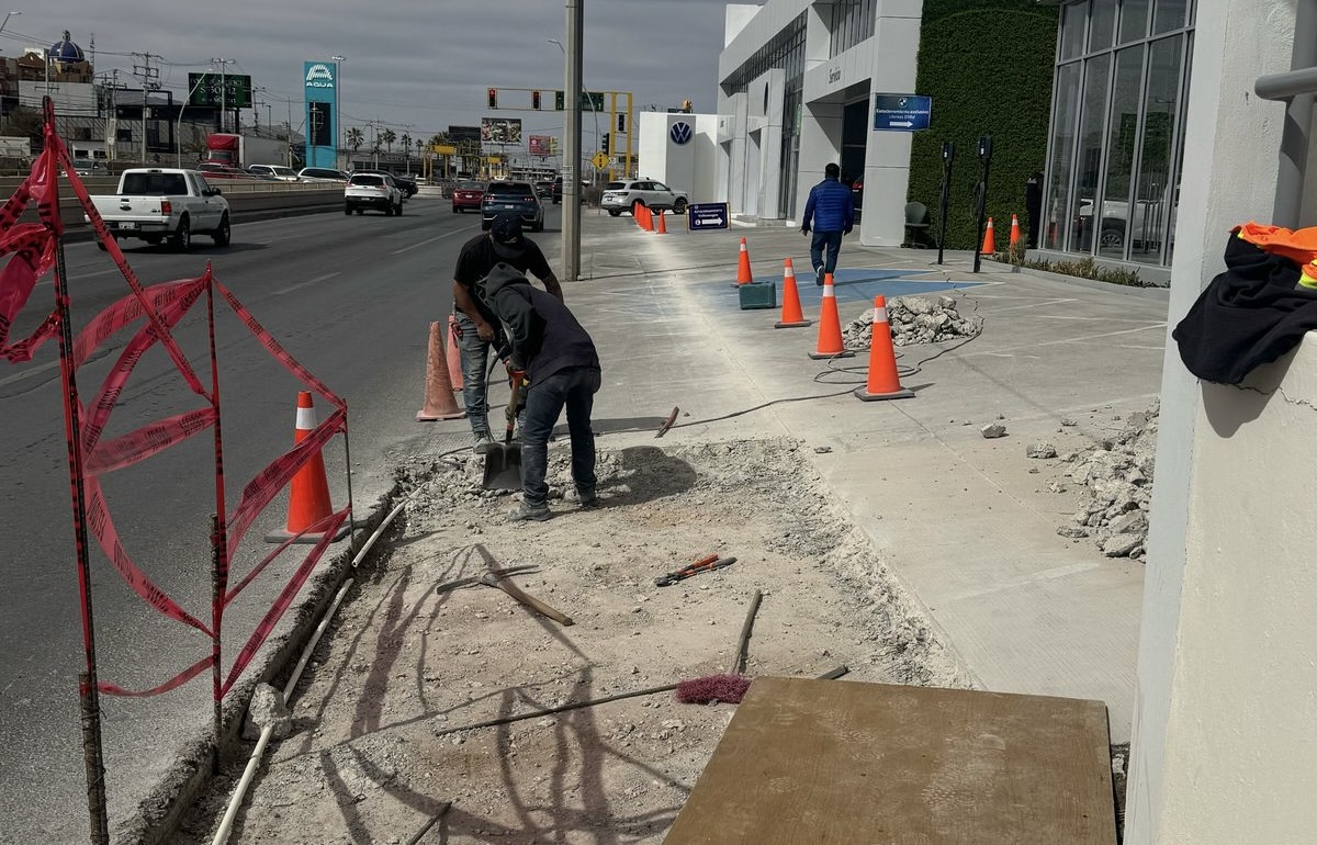 Tras denuncia ciudadana, agencia de autos reconstruye banquetas