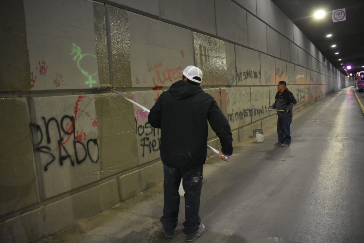 Municipio borra pintas del 8M en el Centro Histórico