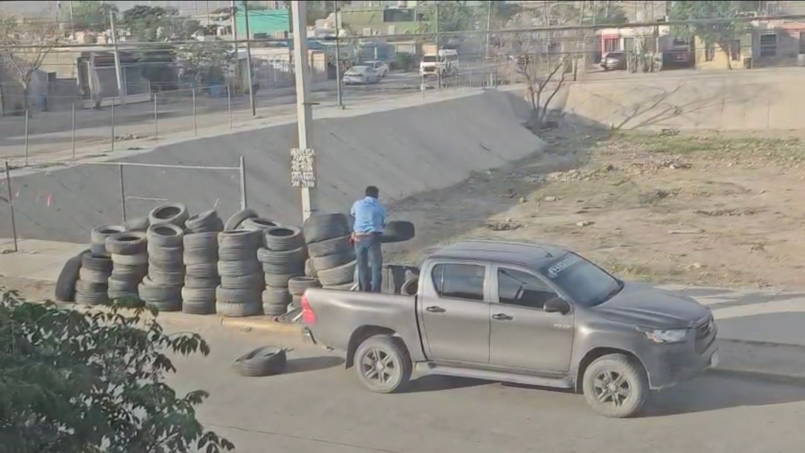 Busca Municipio a persona que tiró decenas de llantas en Parajes de Oriente